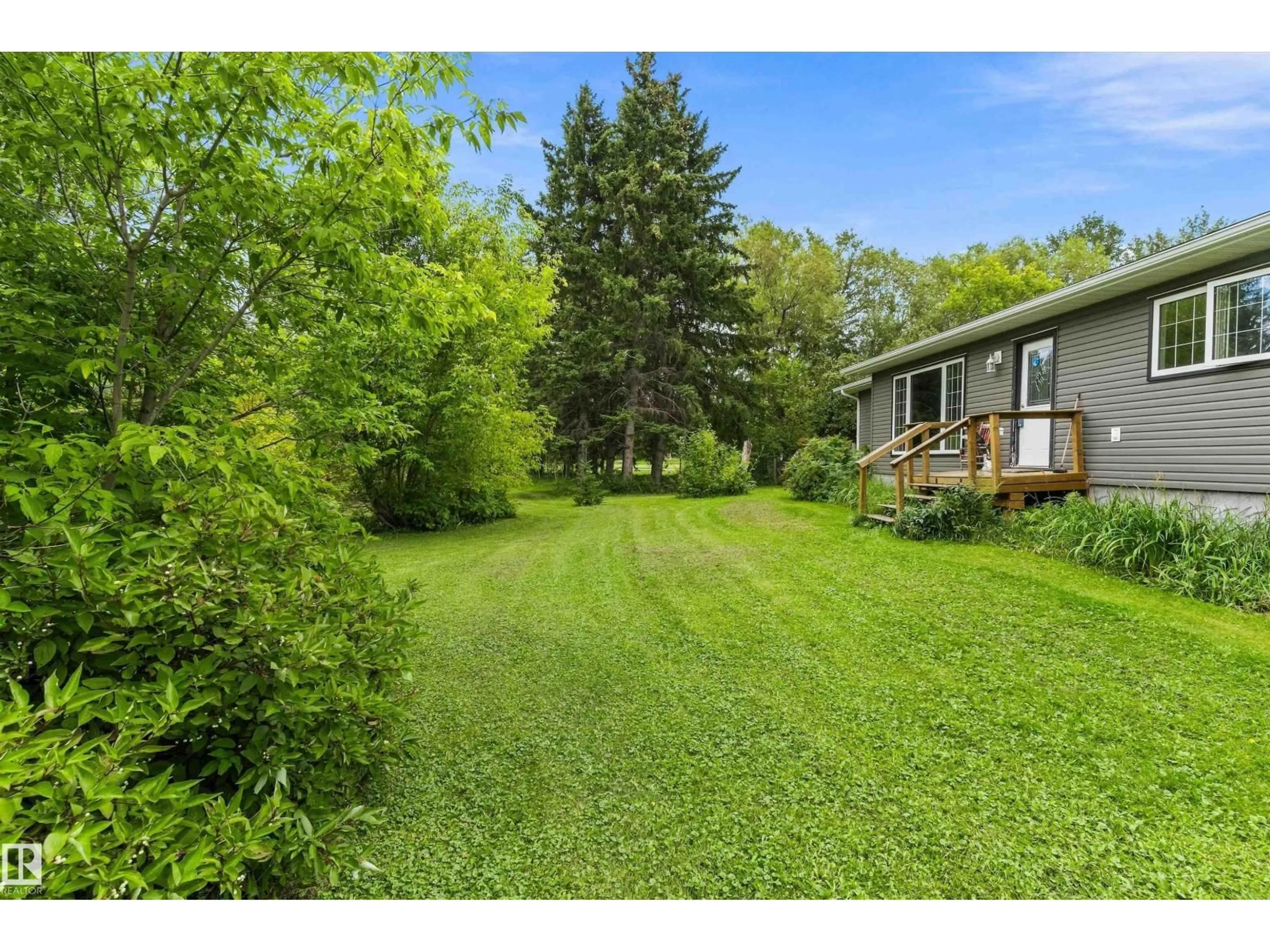 A pic from outside/outdoor area/front of a property/back of a property/a pic from drone, unknown for 37 - 53431 RGE ROAD 221, Rural Strathcona County Alberta T8E2K8