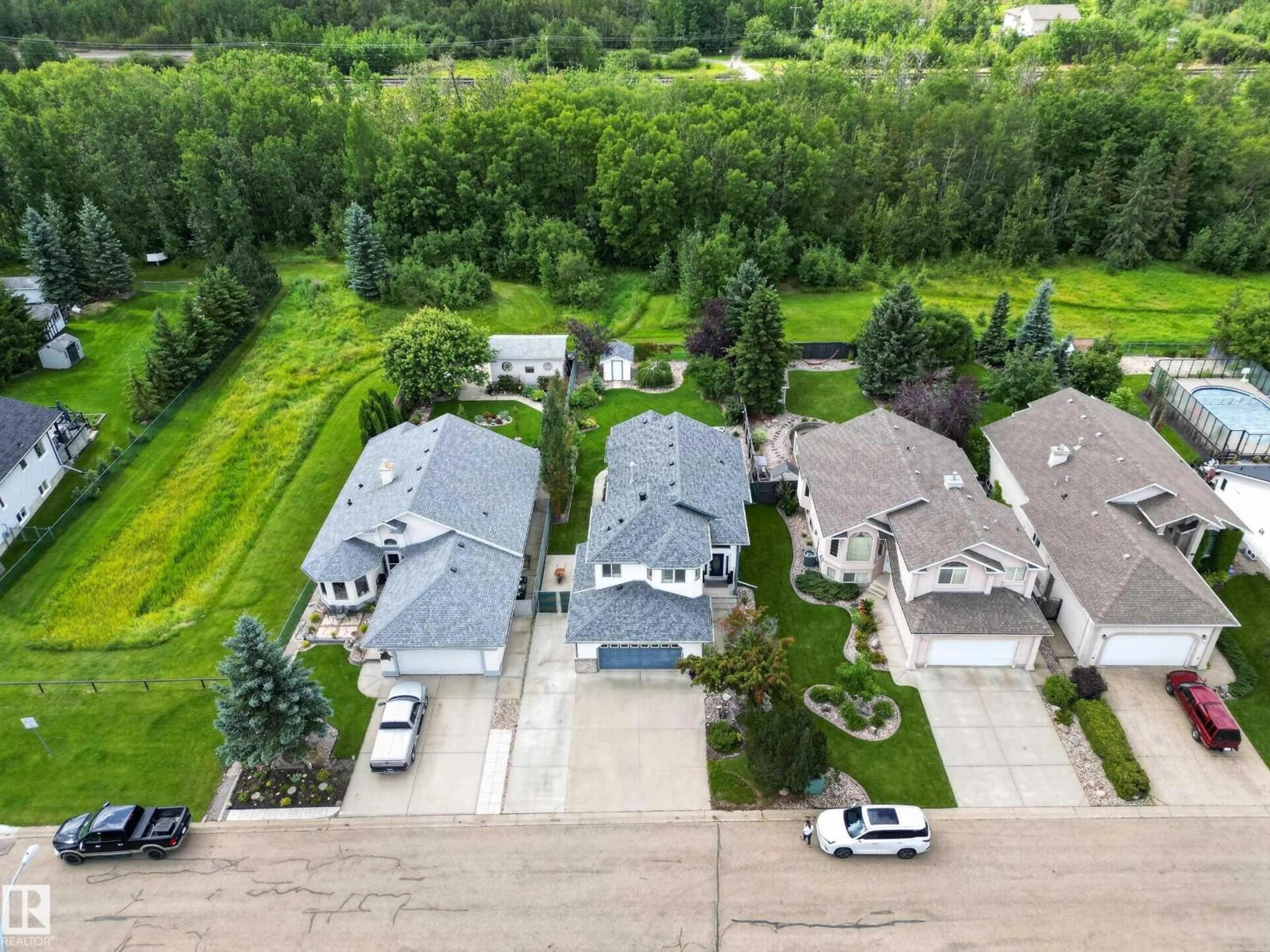 A pic from outside/outdoor area/front of a property/back of a property/a pic from drone, street for 29 SECOND AV, Ardrossan Alberta T8E2A2