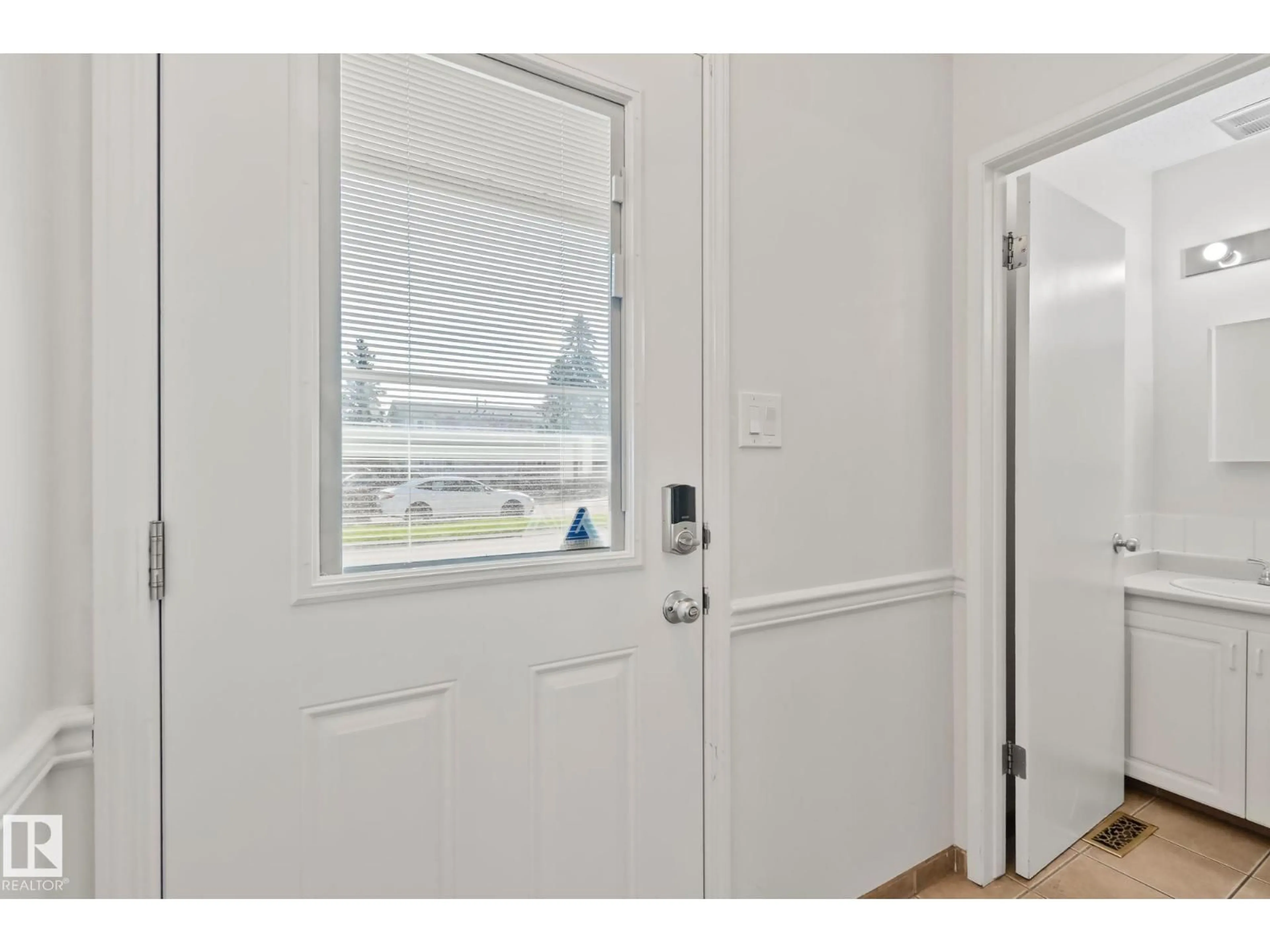 Indoor entryway for 18337 66 AV, Edmonton Alberta T5T1Z5