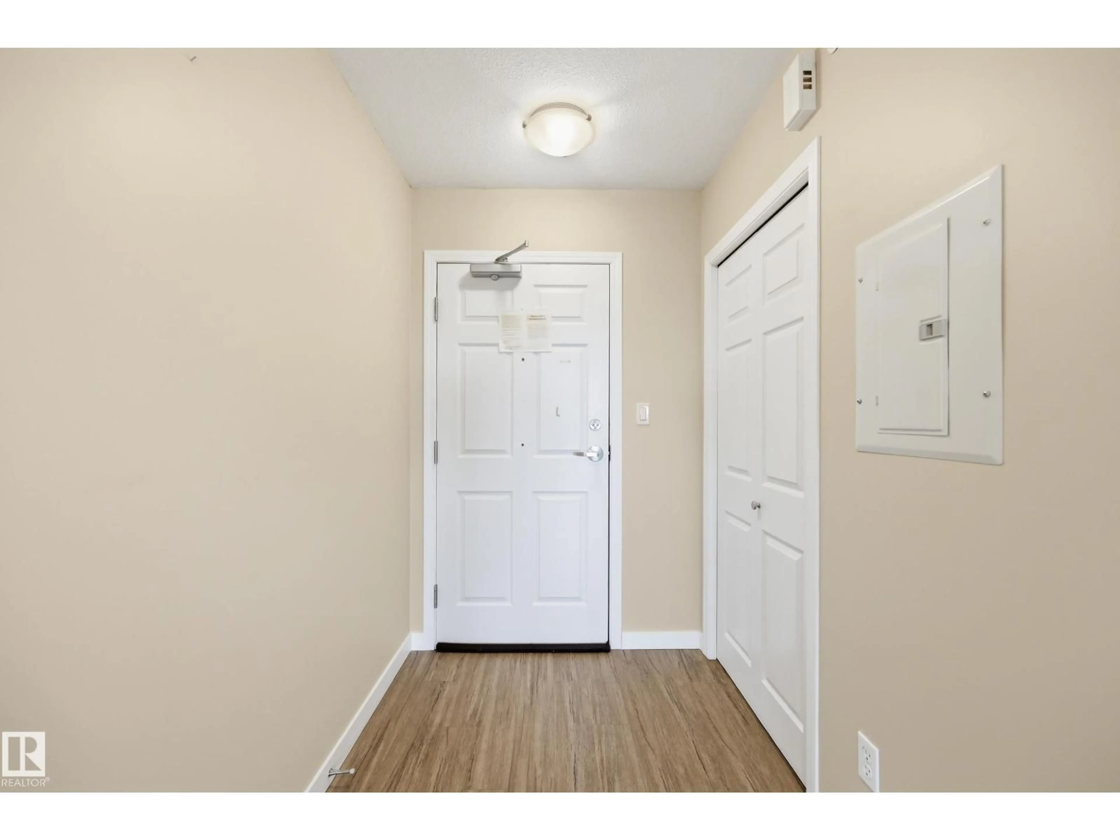 Indoor entryway for 8802 - 426 SOUTHFORT DR, Fort Saskatchewan Alberta T8L4R6