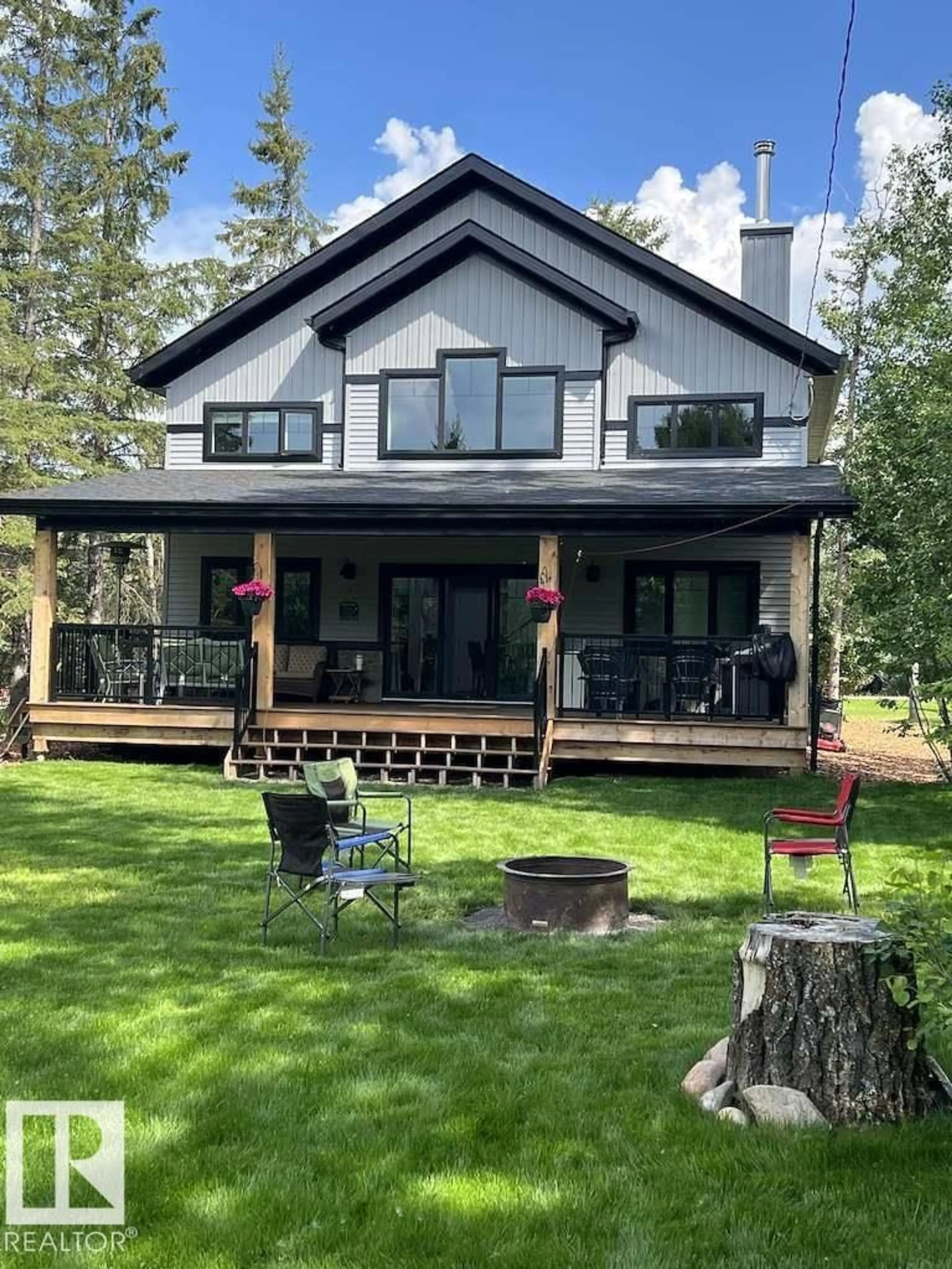 Home with vinyl exterior material, mountain view for 801 8 ST, Rural Lac Ste. Anne County Alberta T0E0A2