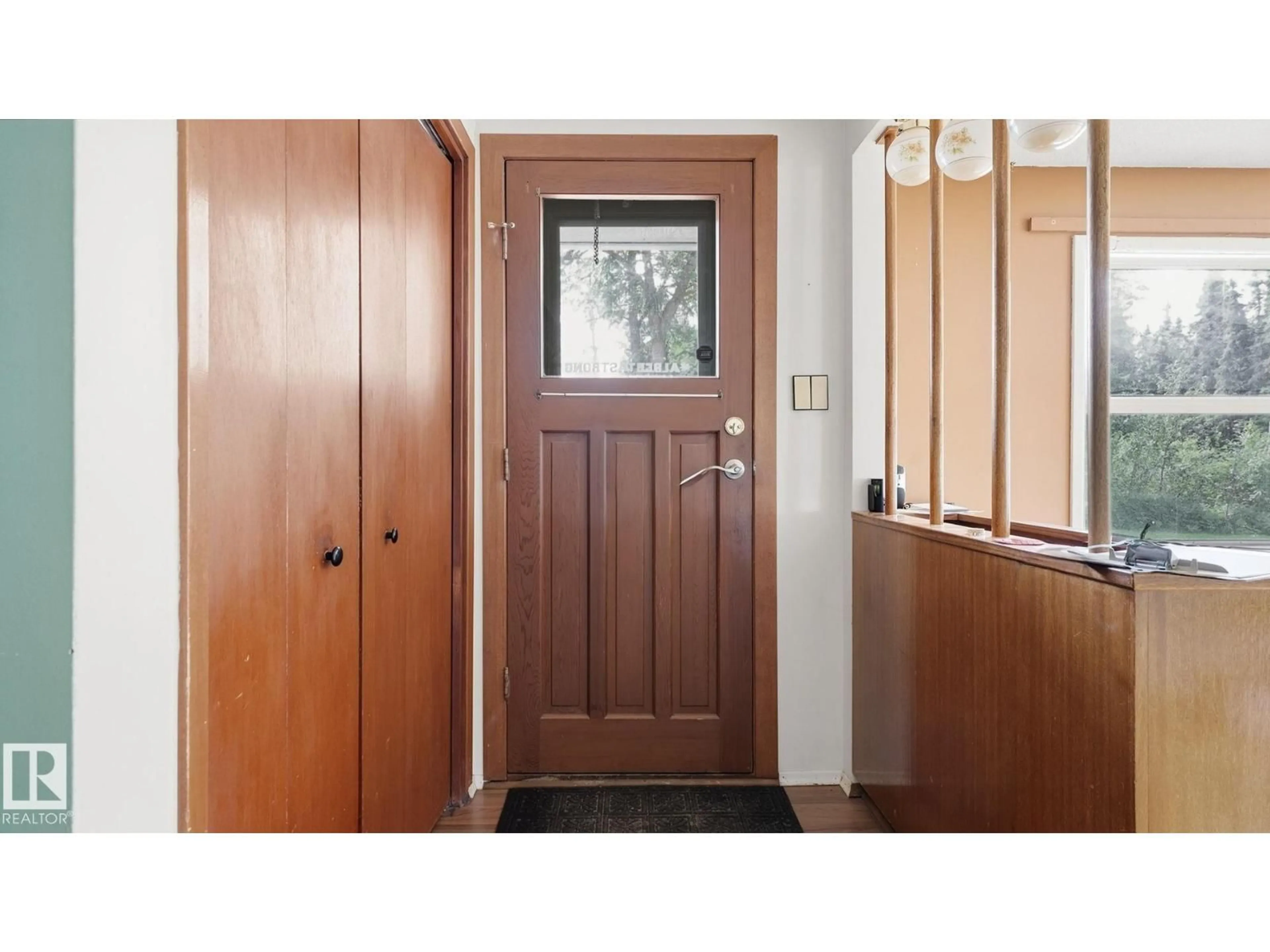 Indoor entryway for 52012 HWY 21, Rural Strathcona County Alberta T8B1J6