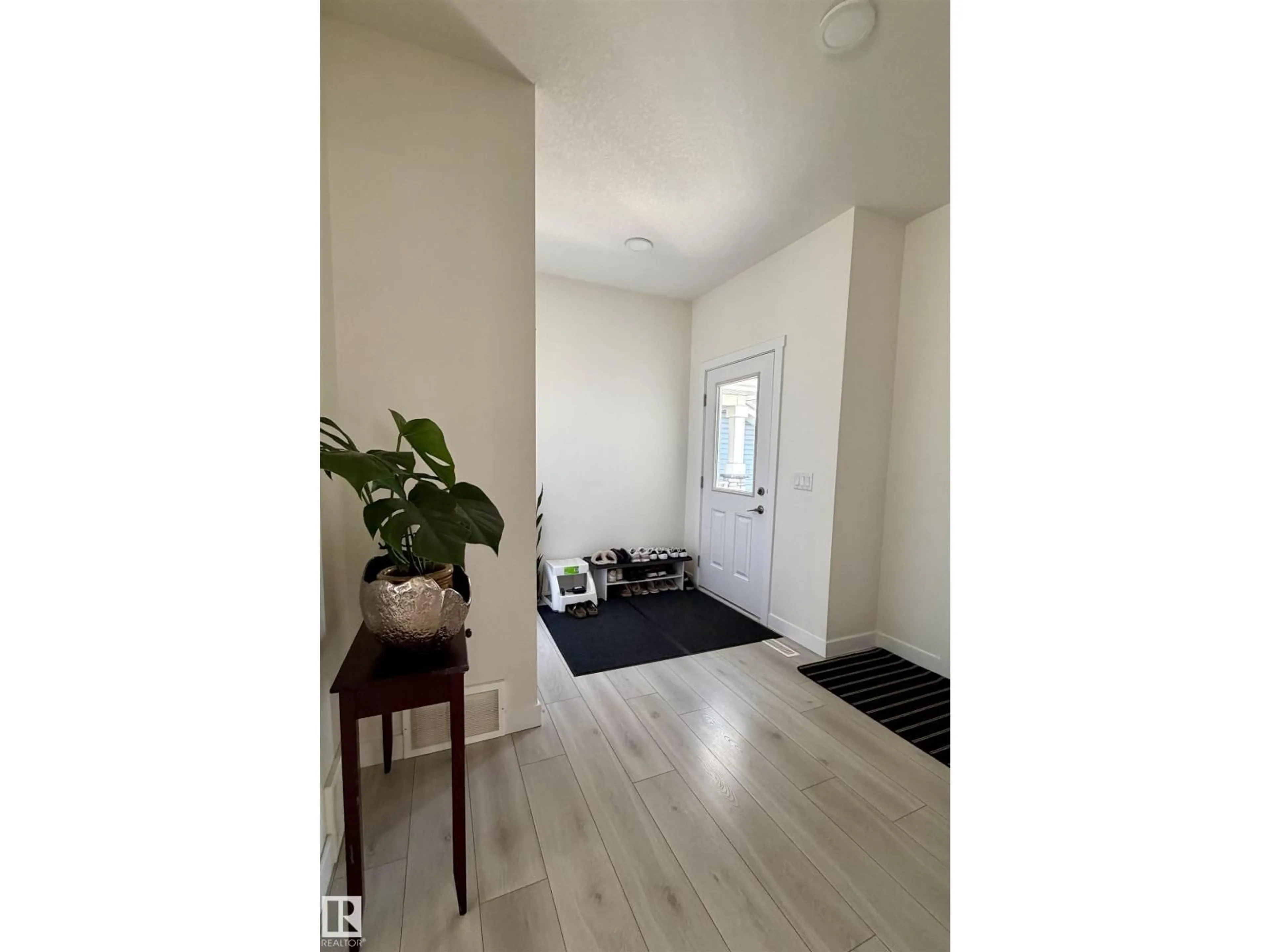 Indoor entryway for 85 MEADOWLINK CM, Spruce Grove Alberta T7X2X3