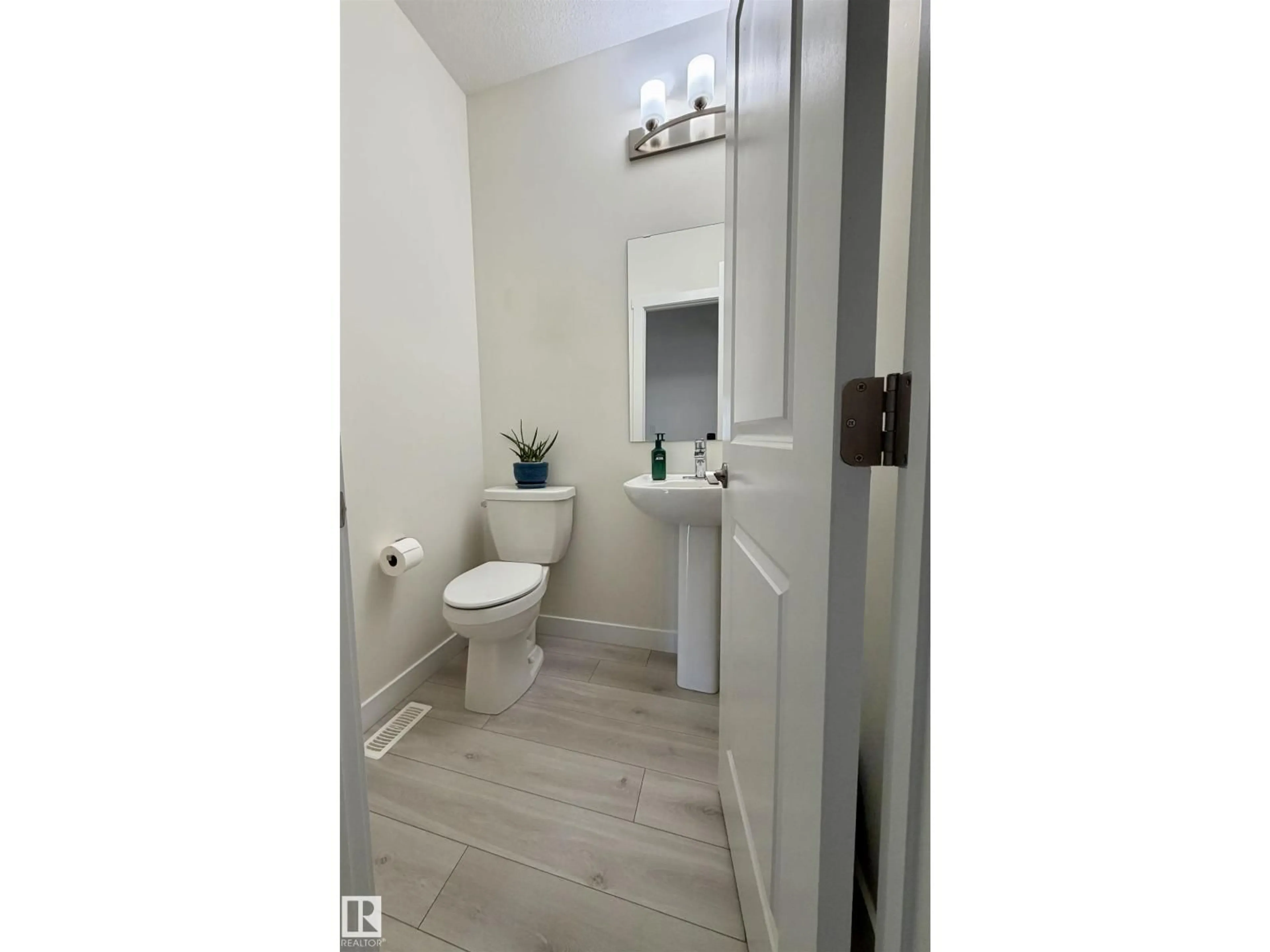 Standard bathroom, unknown for 85 MEADOWLINK CM, Spruce Grove Alberta T7X2X3