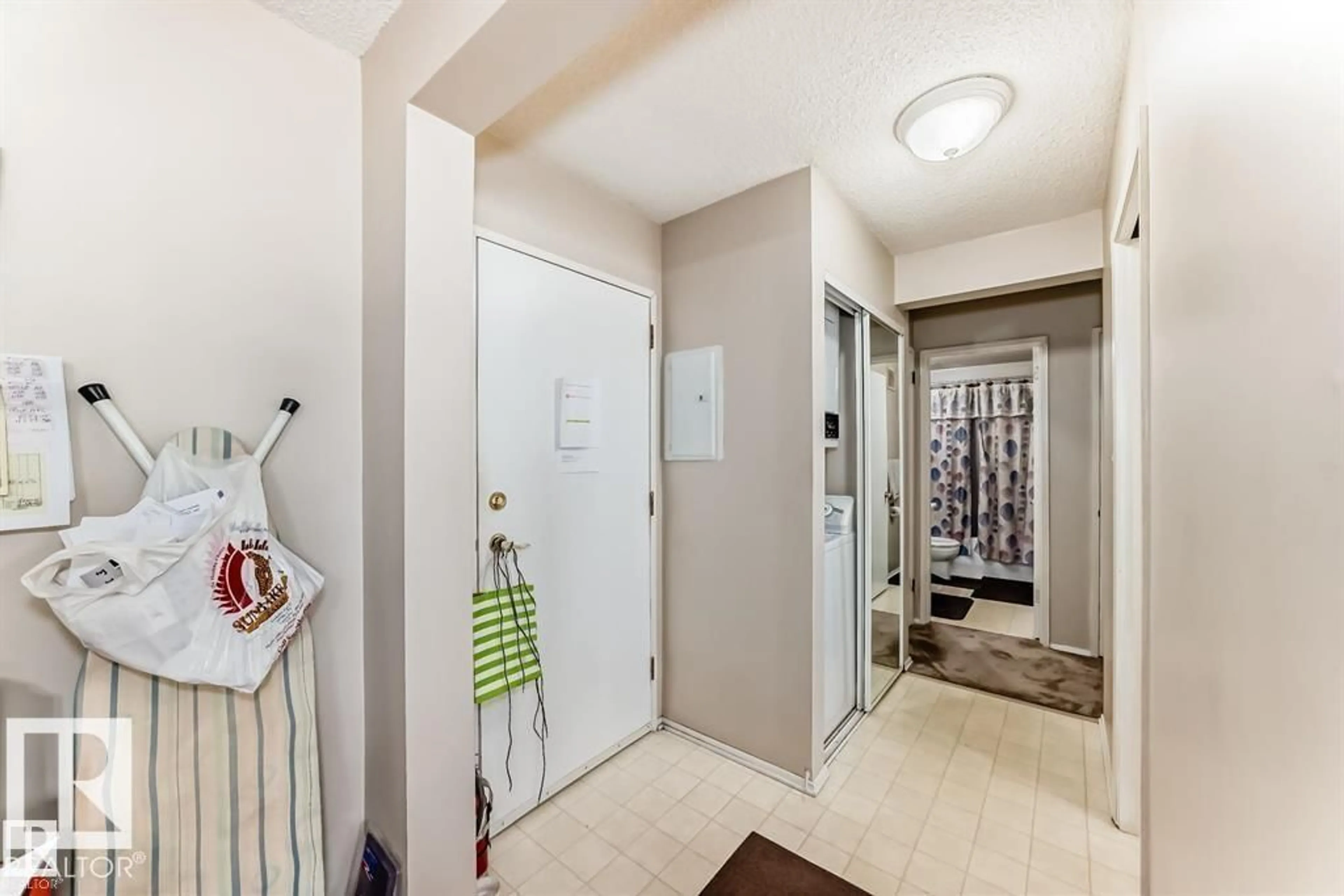 Indoor entryway for #104 - 11455 41 AV, Edmonton Alberta T6J0T9