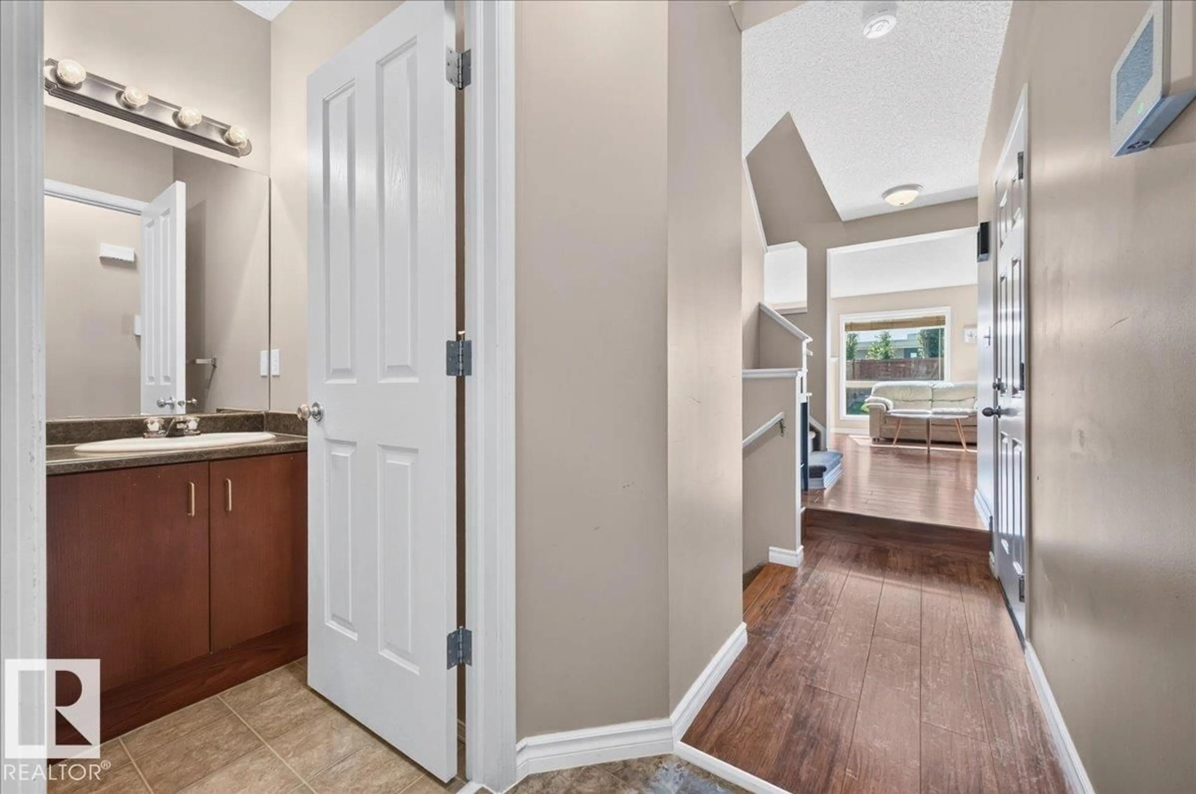 Indoor entryway for 167 GALLOWAY WD, Fort Saskatchewan Alberta T8L0B9
