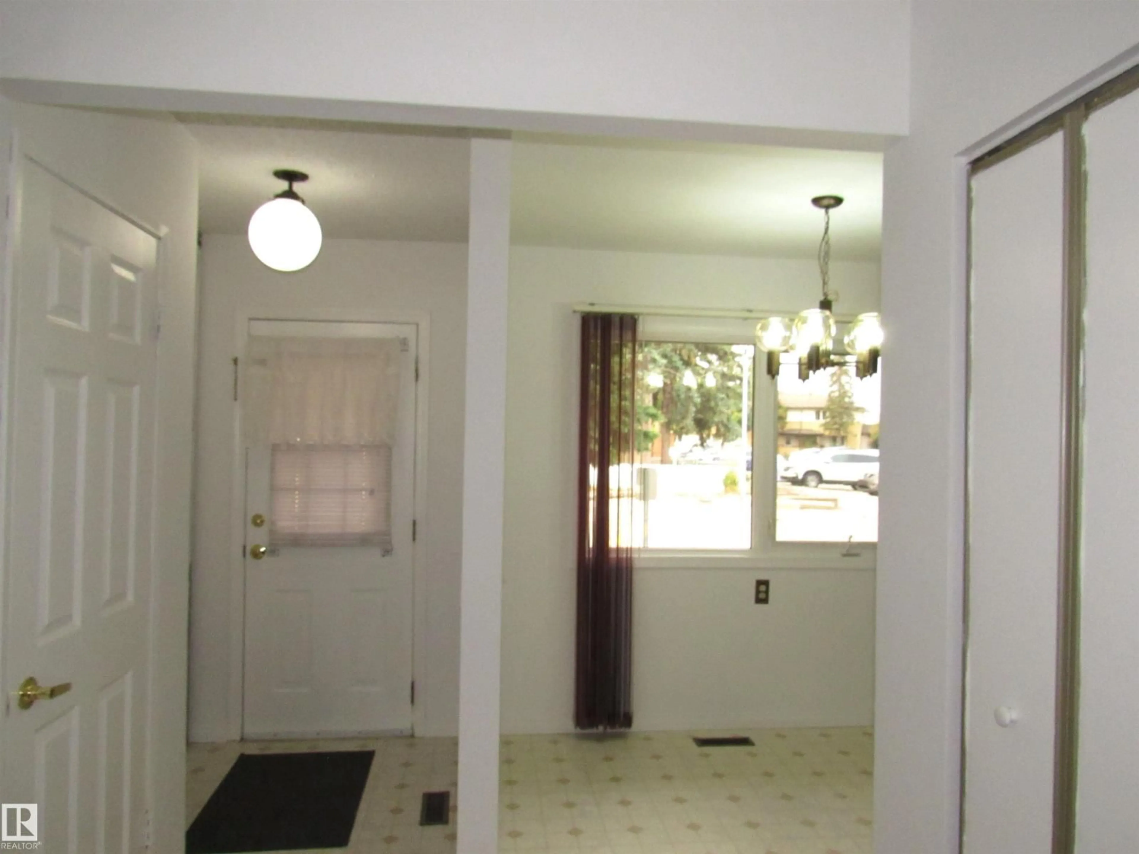 Indoor entryway for 3259 139 AV, Edmonton Alberta T5Y1T2