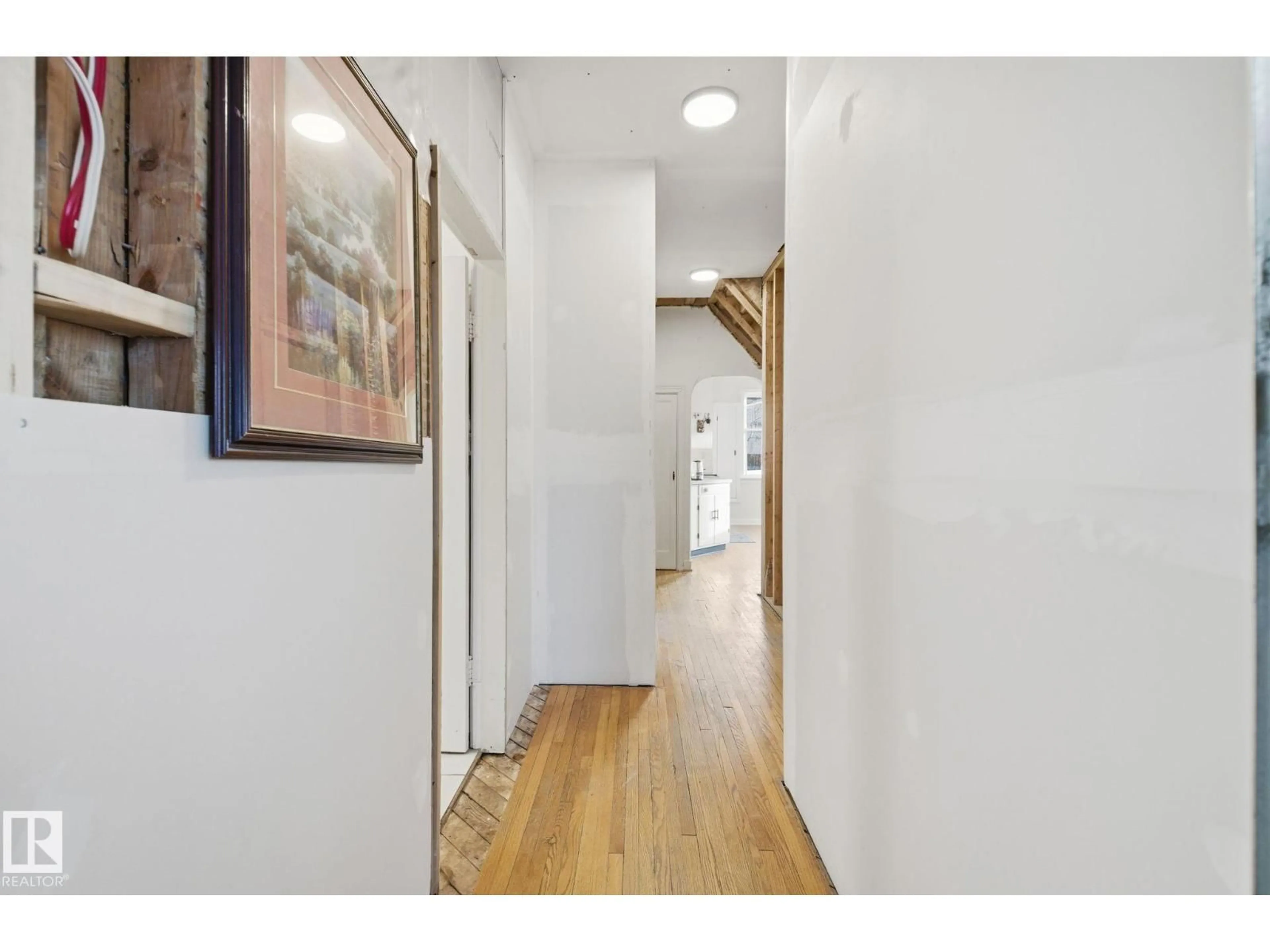 Indoor foyer for NW - 11515 101 ST ST, Edmonton Alberta T5J2B2