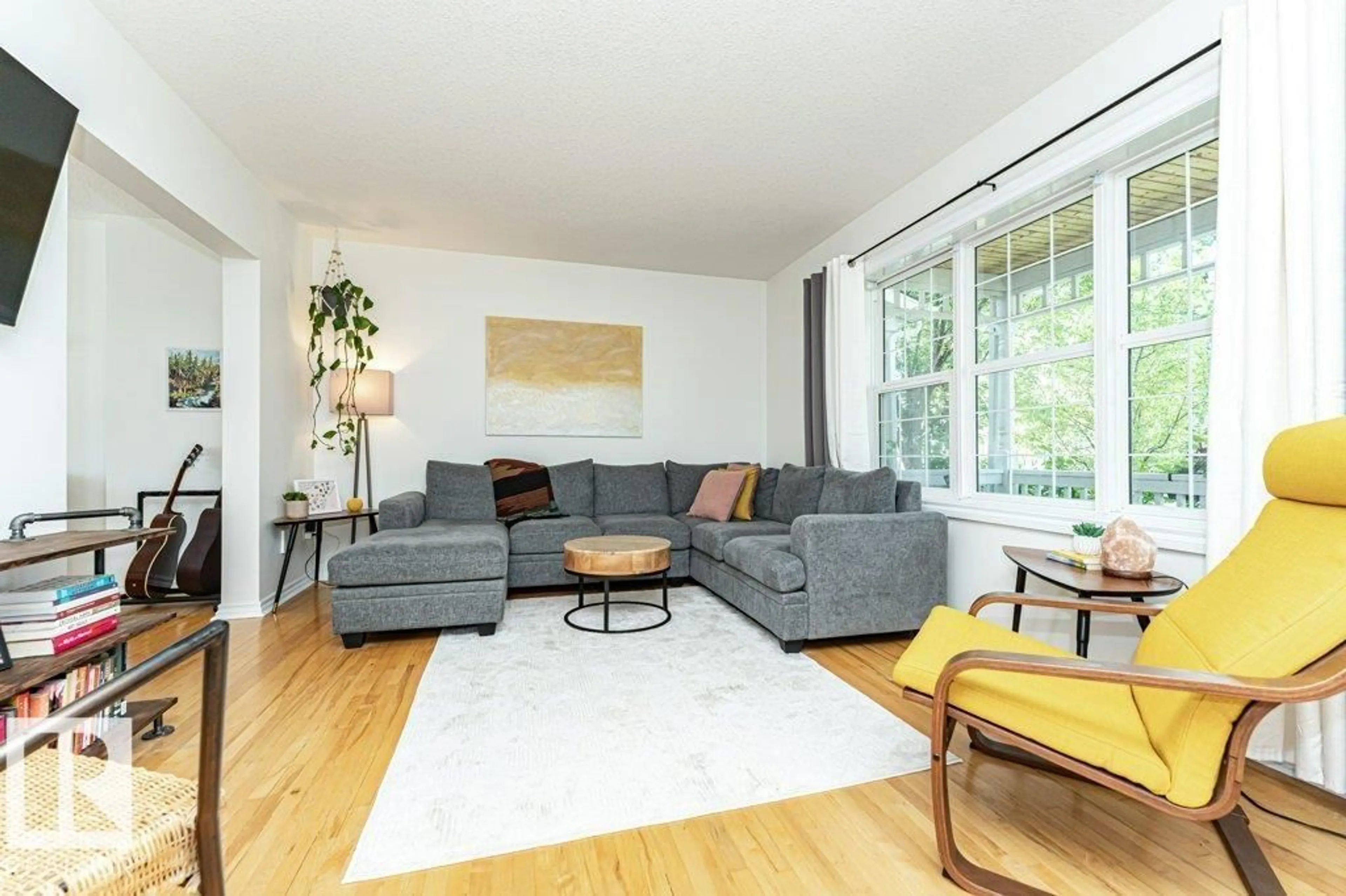 Living room with furniture, wood/laminate floor for 1539 KINROSS RD, Edmonton Alberta T5E1Z9