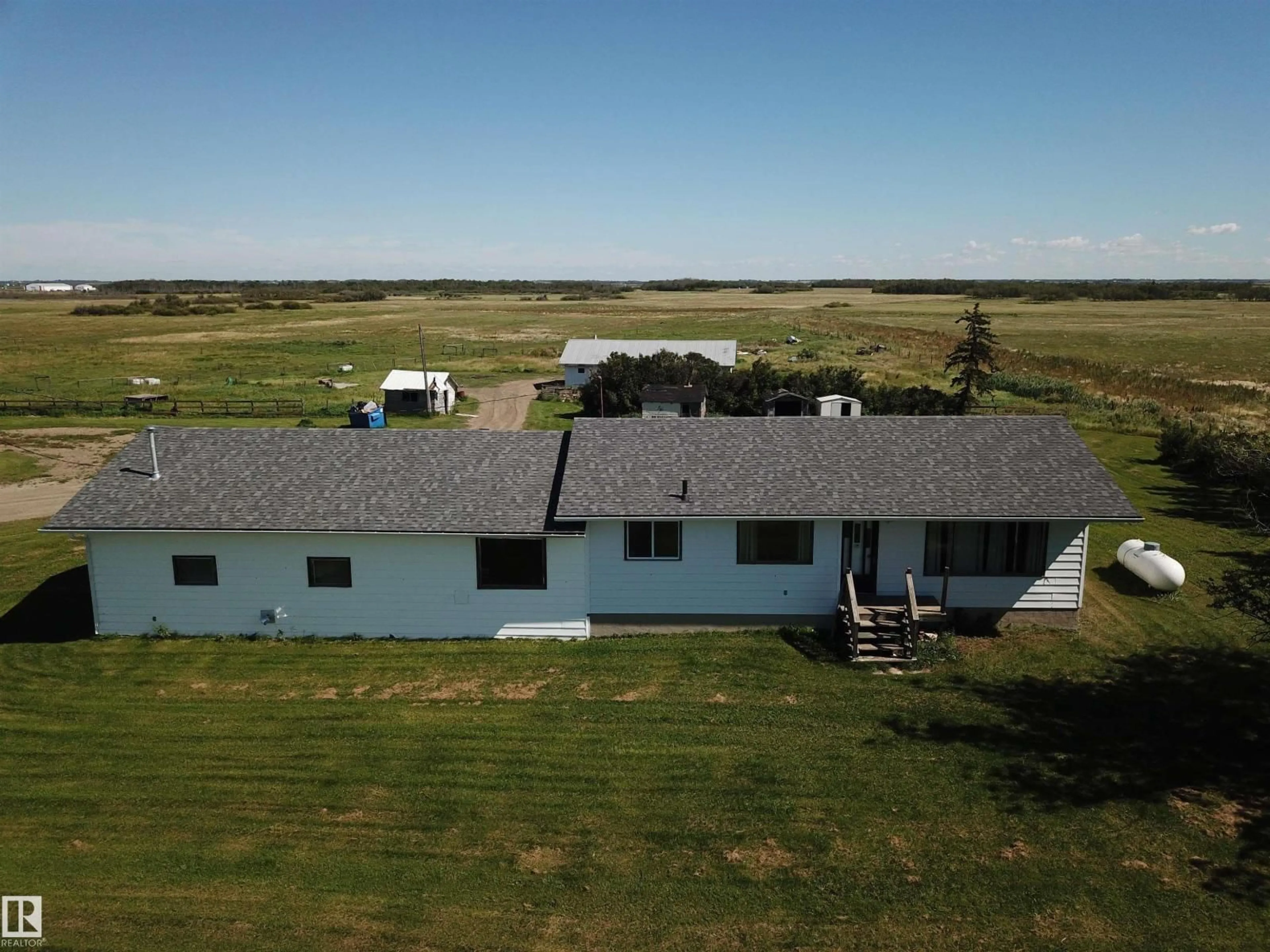 A pic from outside/outdoor area/front of a property/back of a property/a pic from drone, building for 532037 RG RD 182, Rural Lamont County Alberta T0B4J5