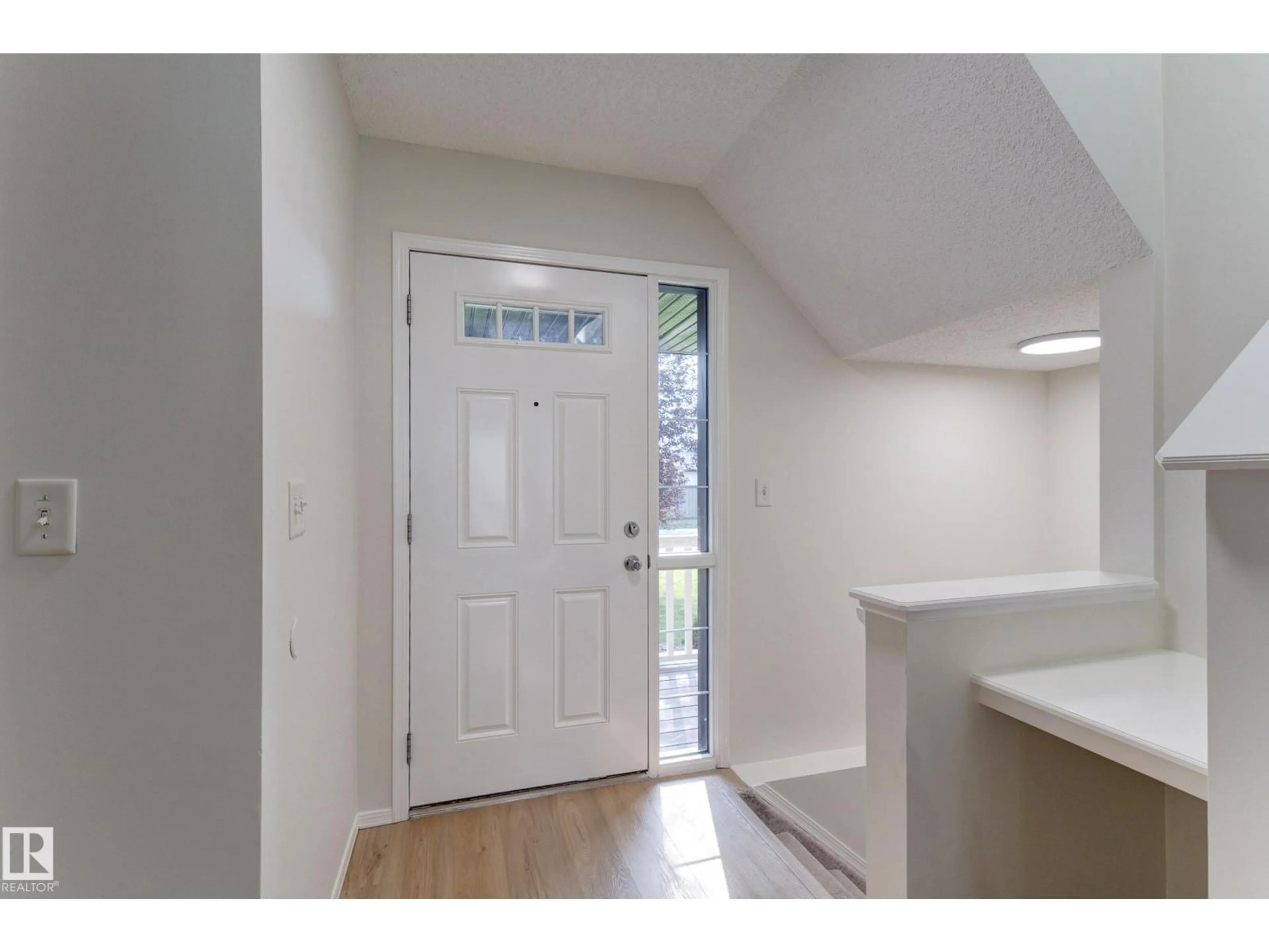 Indoor entryway for 9145 SCOTT CR, Edmonton Alberta T6R0E5