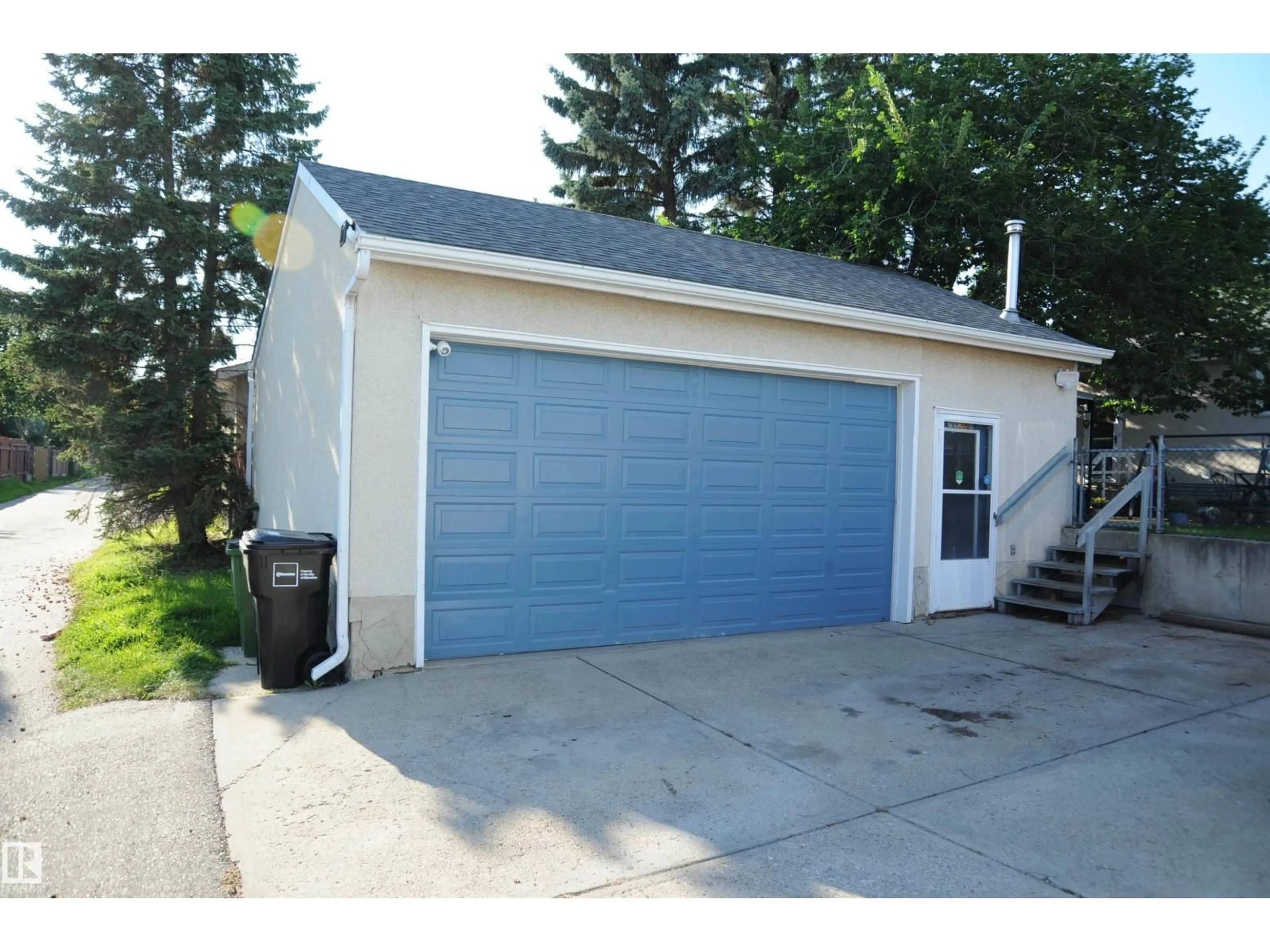 Indoor garage for 10219 155 AV NW, Edmonton Alberta T5X4G4