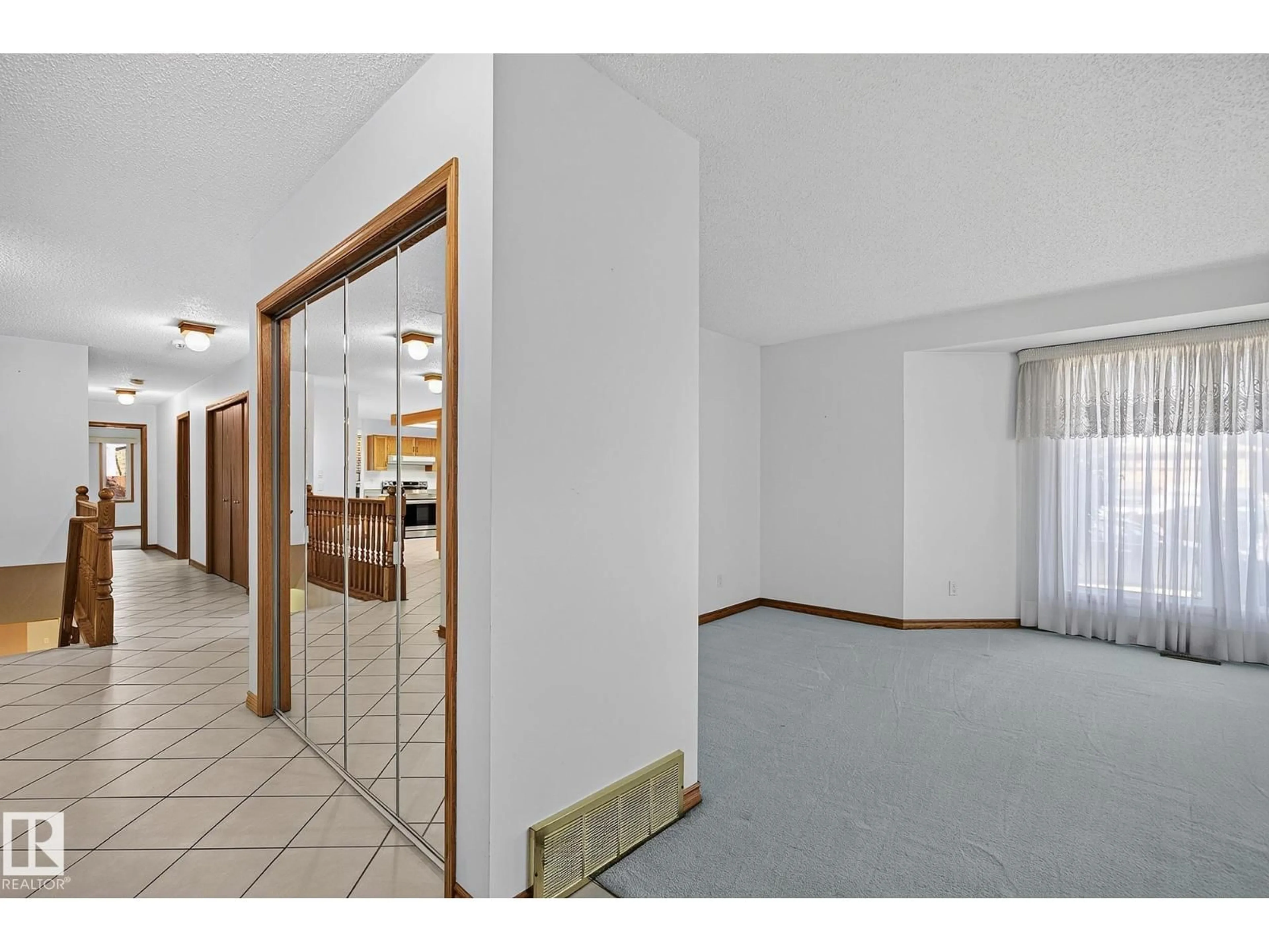 Indoor foyer for NW - 5814 181 ST, Edmonton Alberta T6M1V7