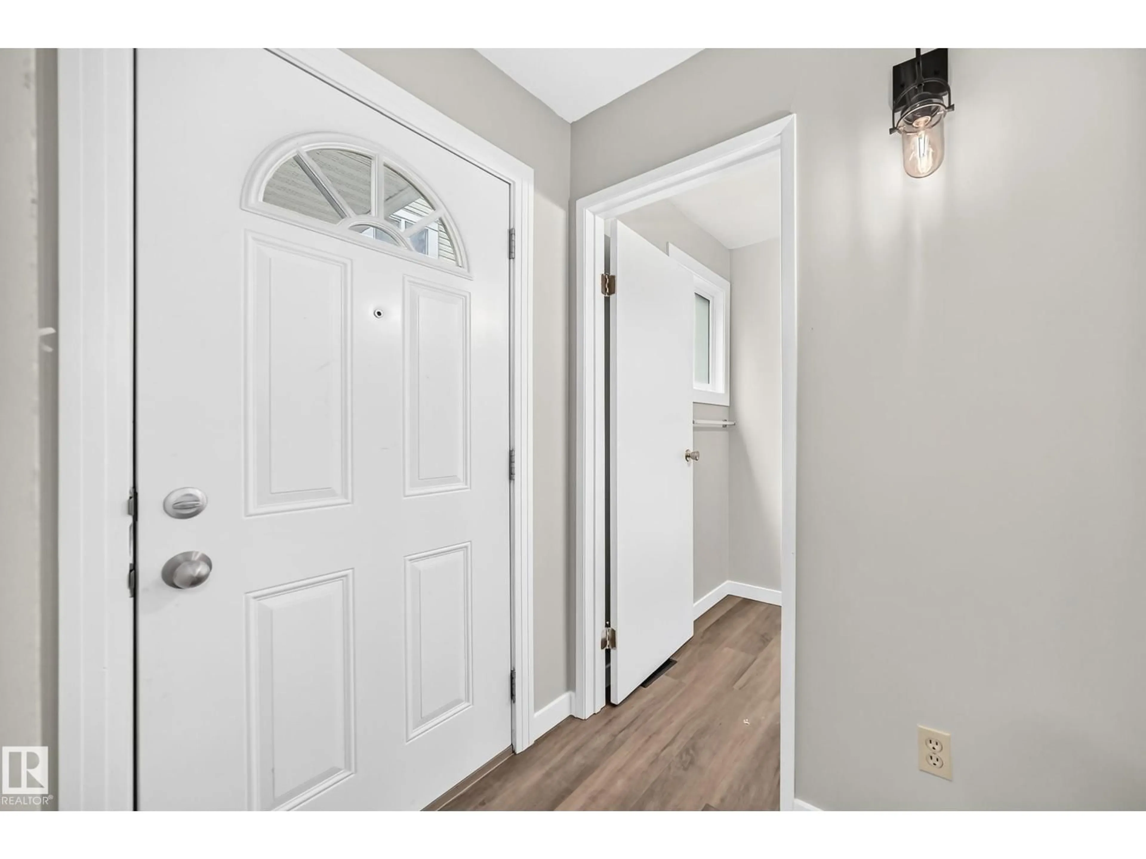 Indoor entryway for #6 - 1820 56 ST, Edmonton Alberta T6L5L4