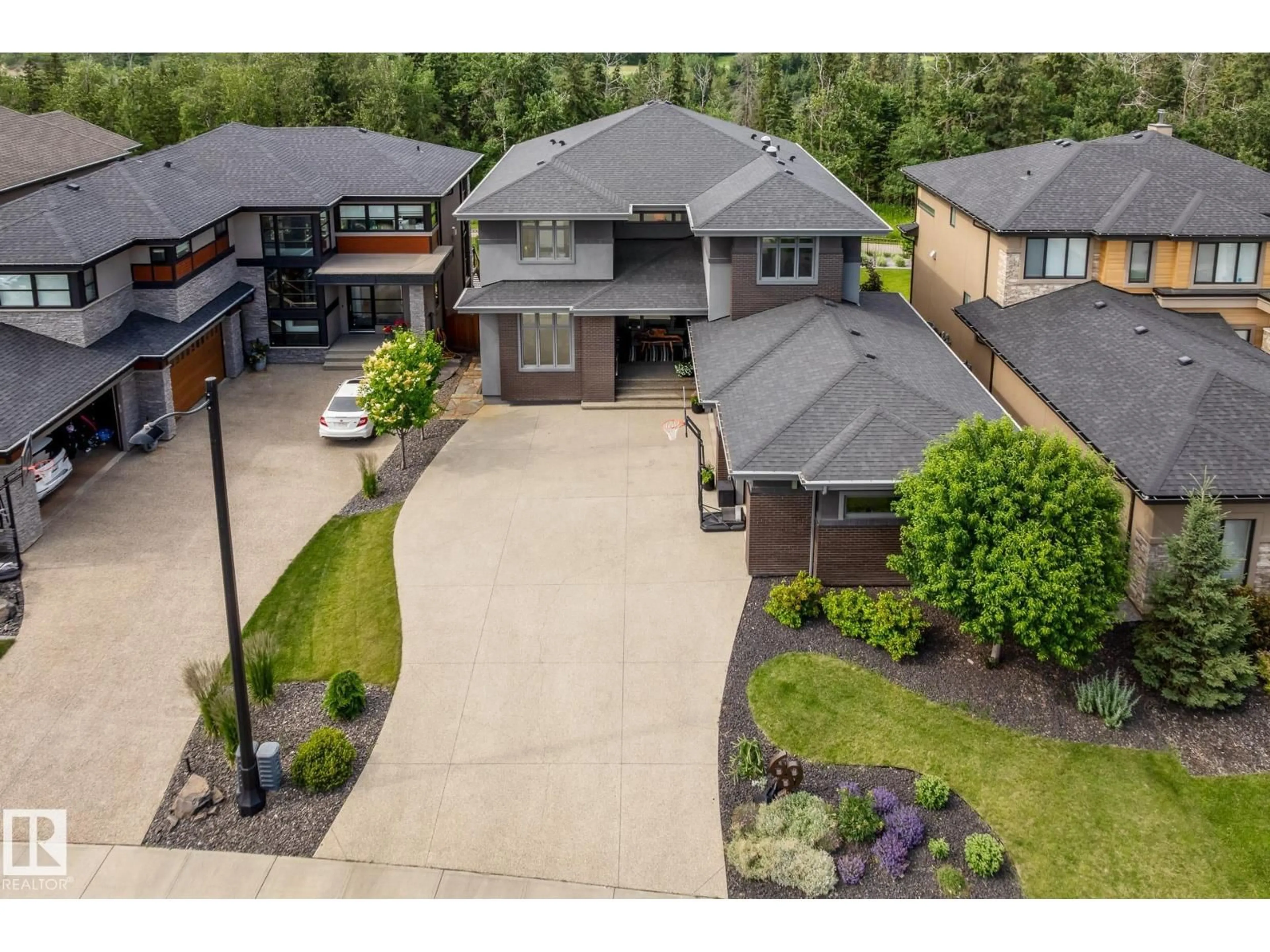 A pic from outside/outdoor area/front of a property/back of a property/a pic from drone, street for 699 HOWATT DR, Edmonton Alberta T6W3K3