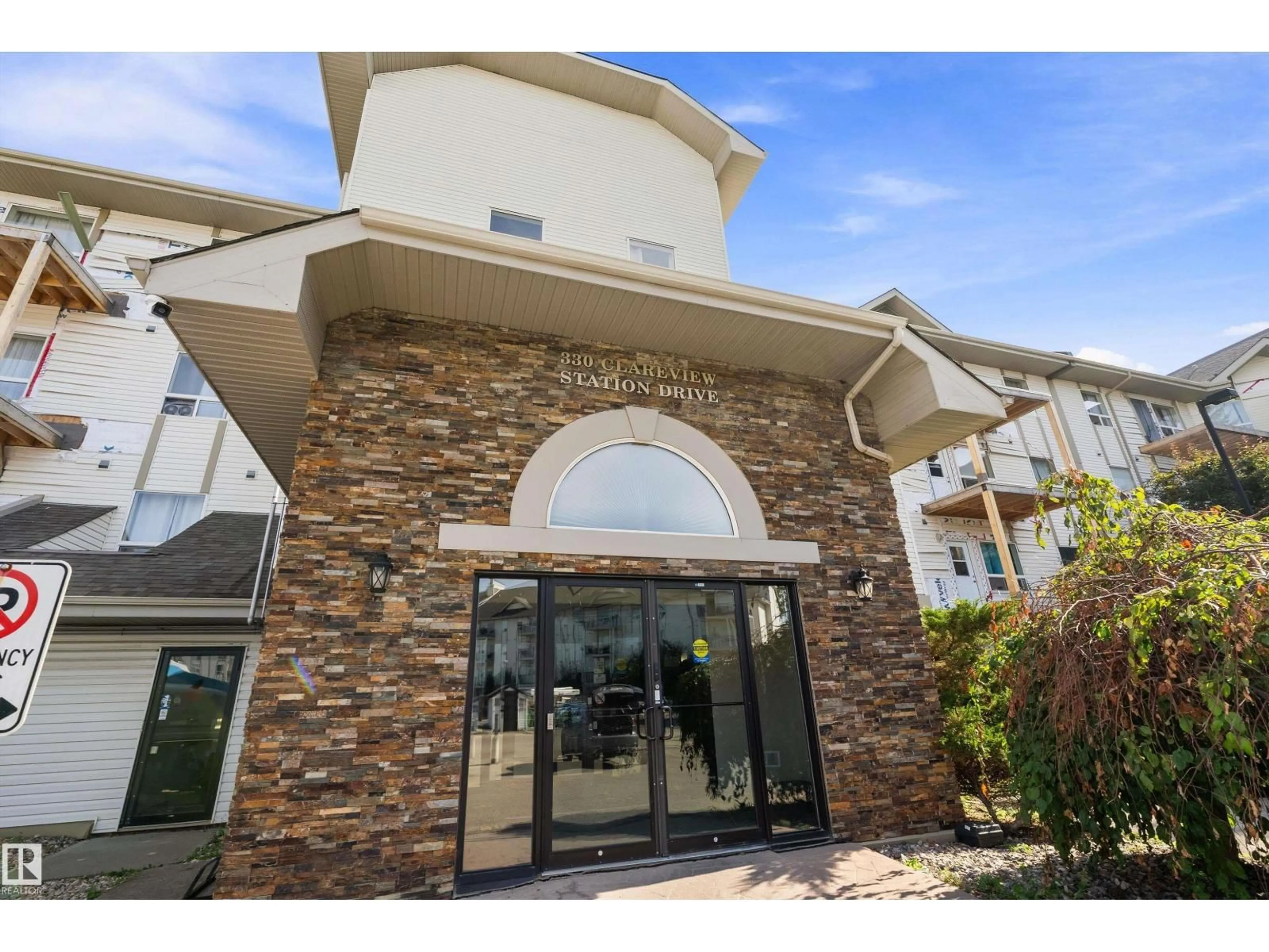 Indoor foyer for 1123 CLAREVIEW STATION DR, Edmonton Alberta T5Y0E6