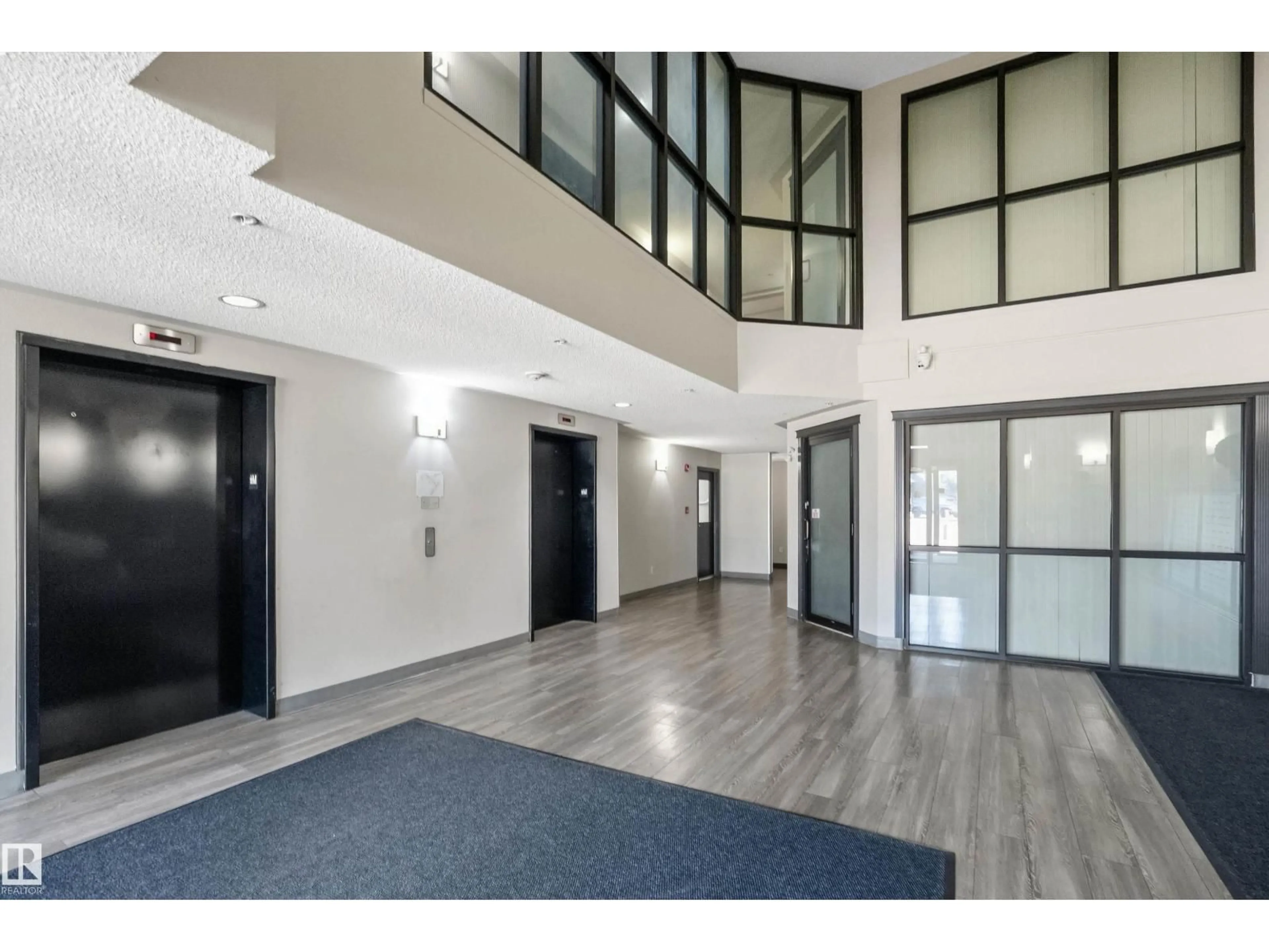 Indoor foyer for 1123 CLAREVIEW STATION DR, Edmonton Alberta T5Y0E6