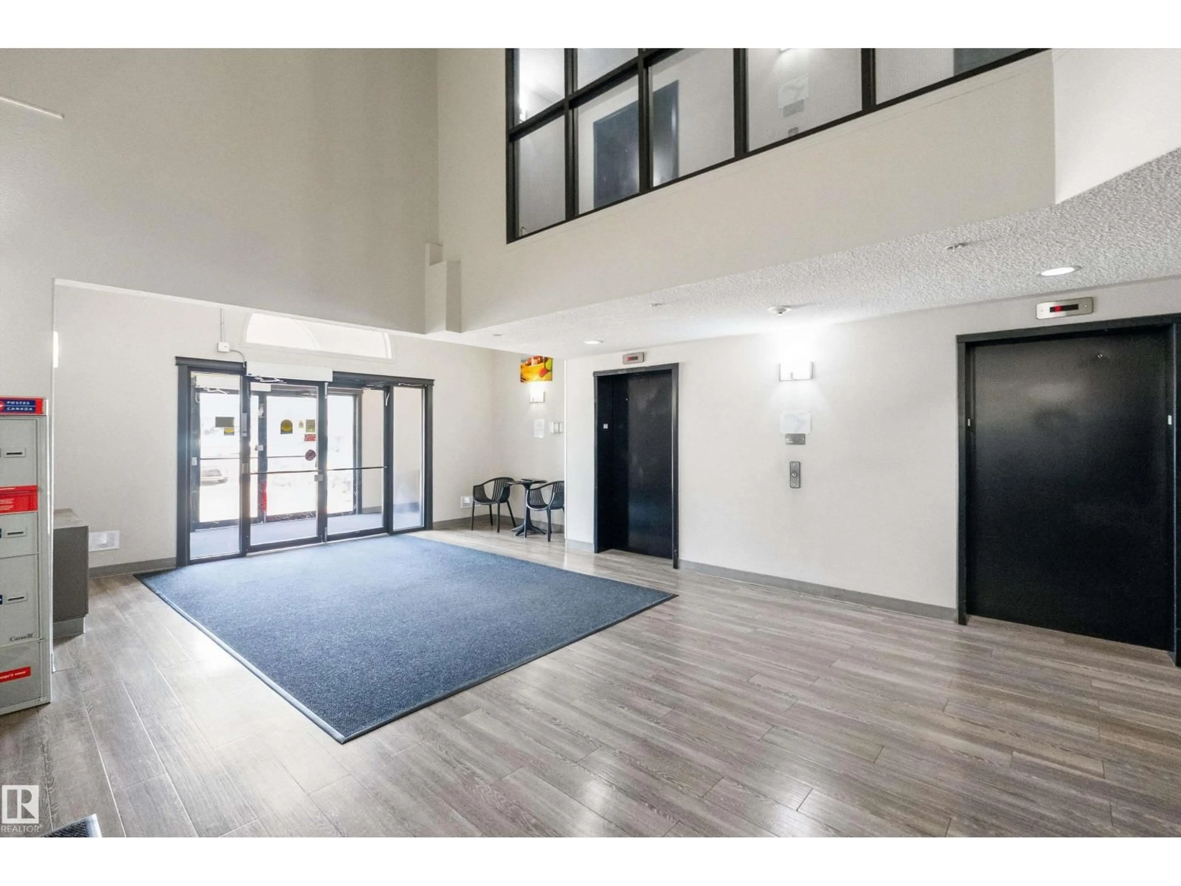 Indoor foyer for 1123 CLAREVIEW STATION DR, Edmonton Alberta T5Y0E6