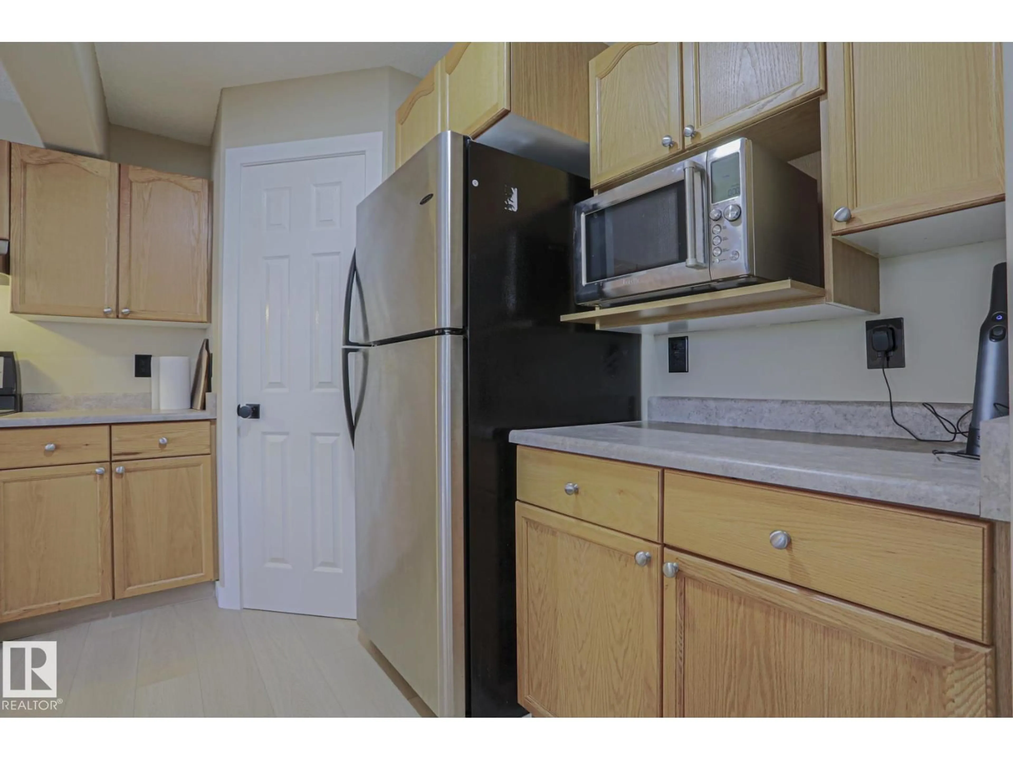 Standard kitchen, unknown for 8 ERINWOODS PL, St. Albert Alberta T8N7B2