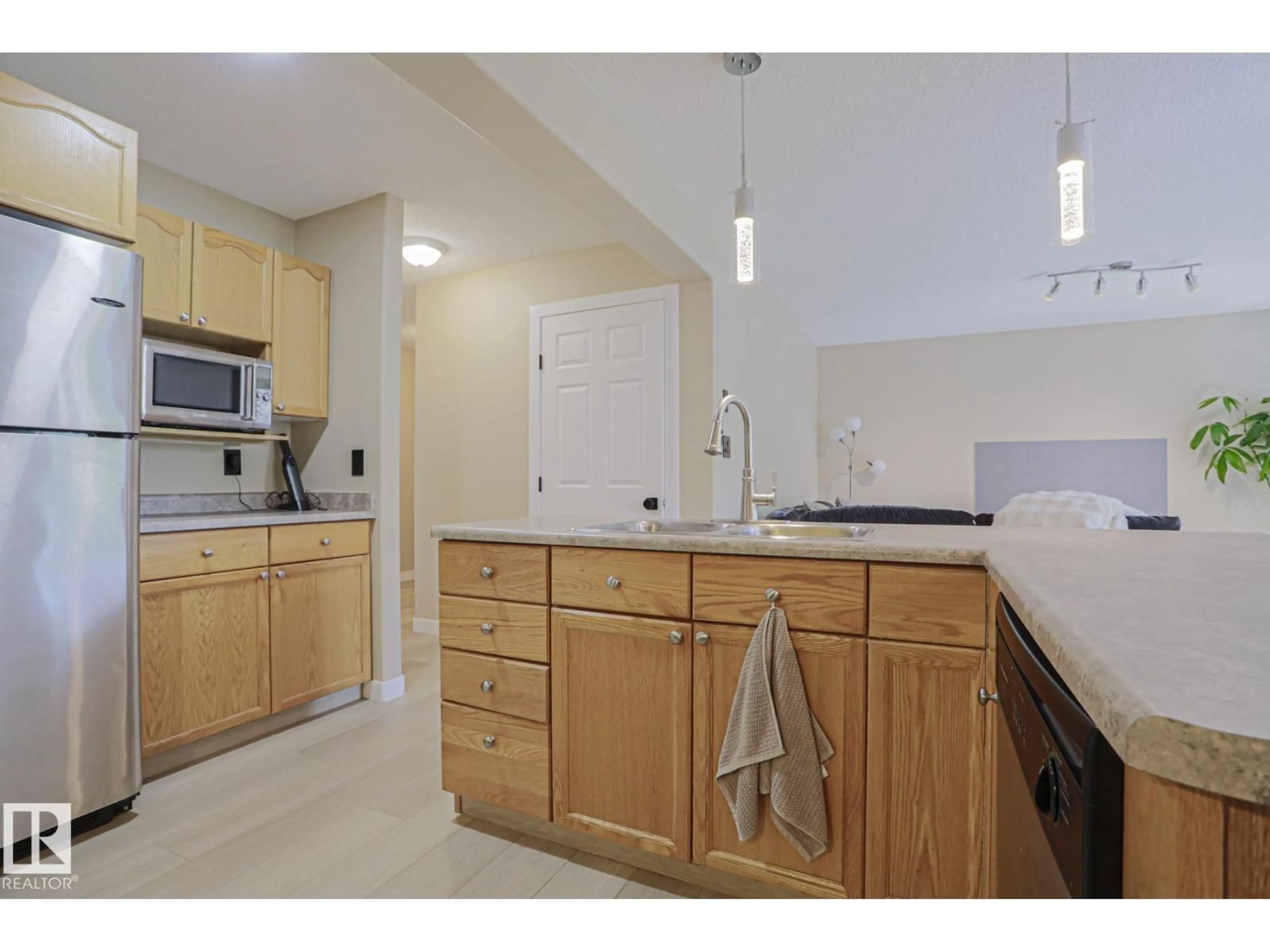 Standard kitchen, ceramic/tile floor for 8 ERINWOODS PL, St. Albert Alberta T8N7B2