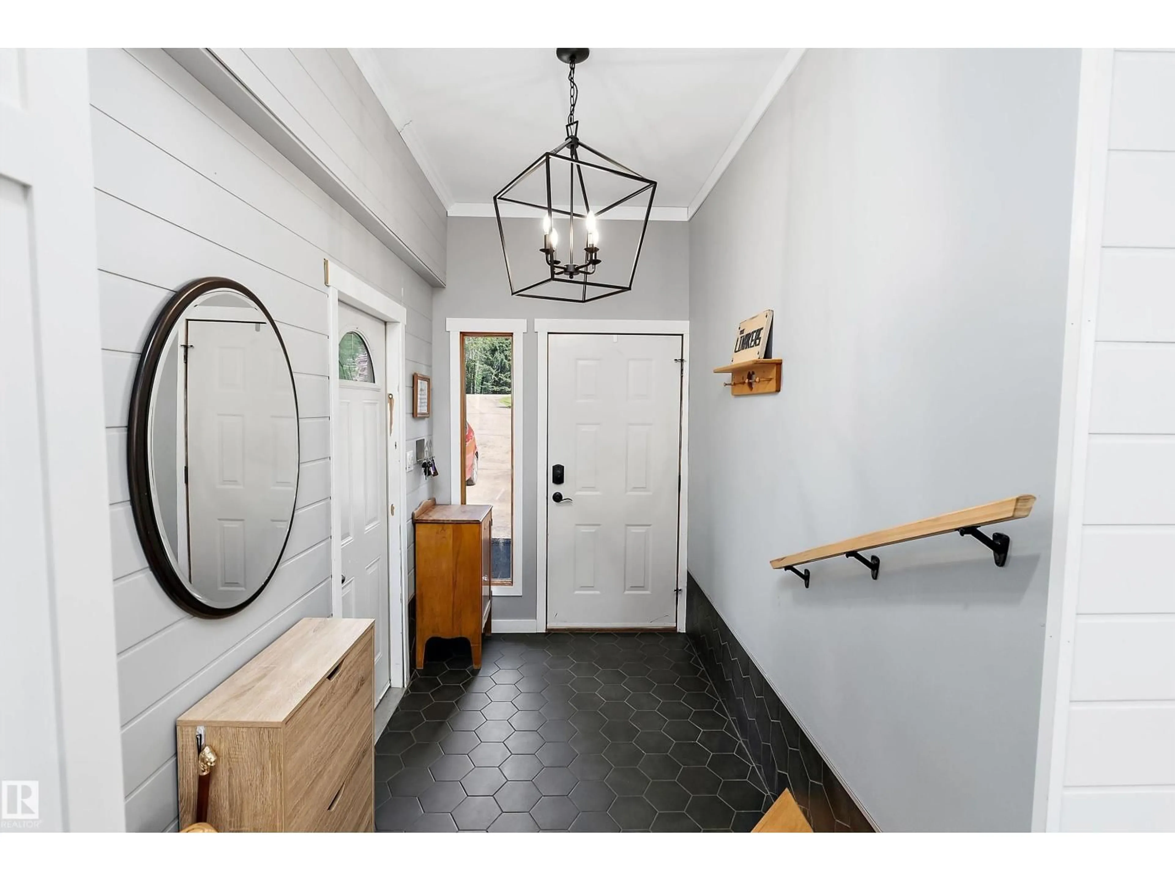 Indoor entryway for 801 HIGHLAND RD, Rural Wetaskiwin County Alberta T0C2C0
