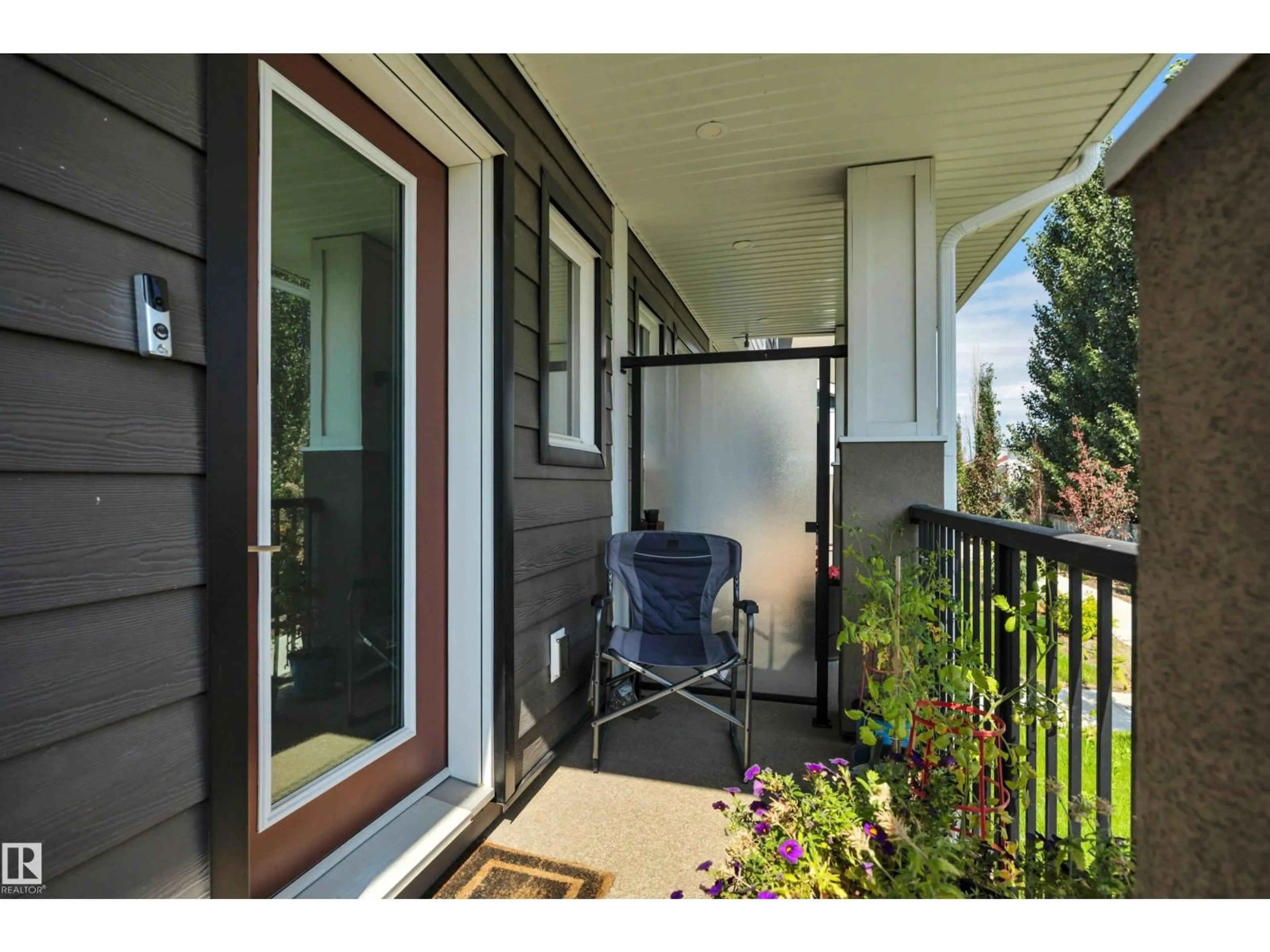 Indoor entryway for #4 - 9250 156 AV NW, Edmonton Alberta T5Z0S4