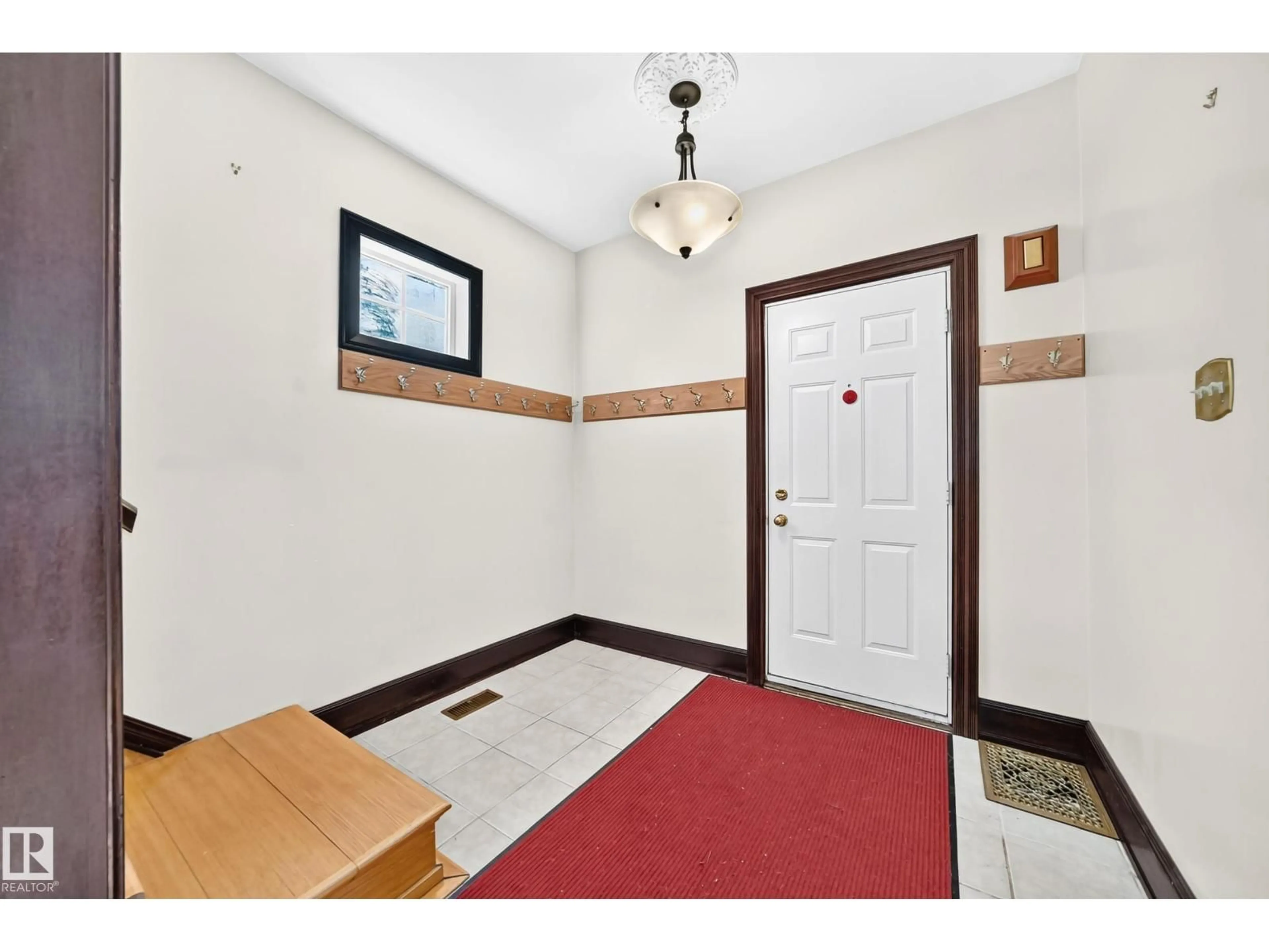 Indoor foyer for 10918 81 AV, Edmonton Alberta T6G0S2