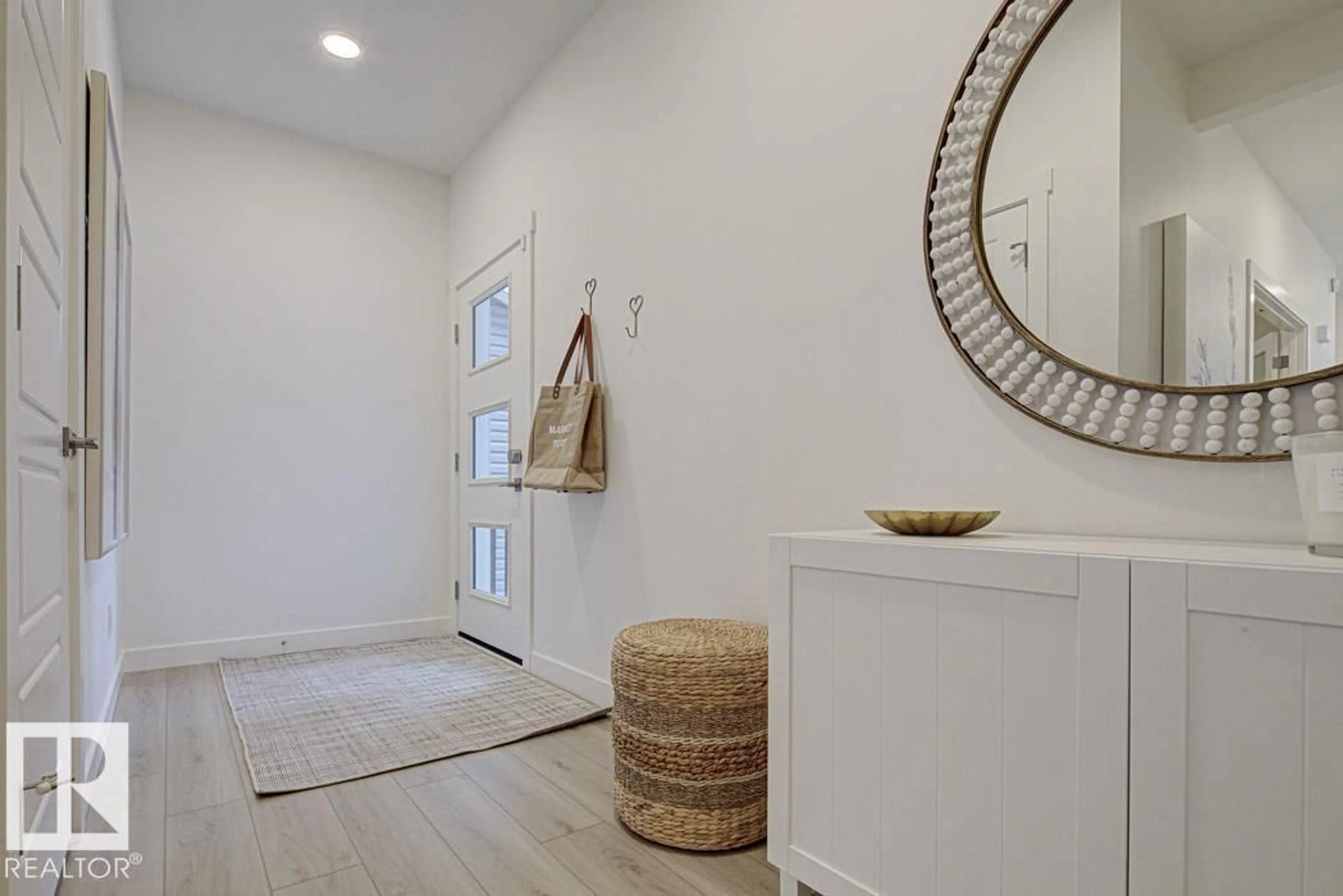 Indoor entryway for 1667 9 ST, Edmonton Alberta T6T2X8