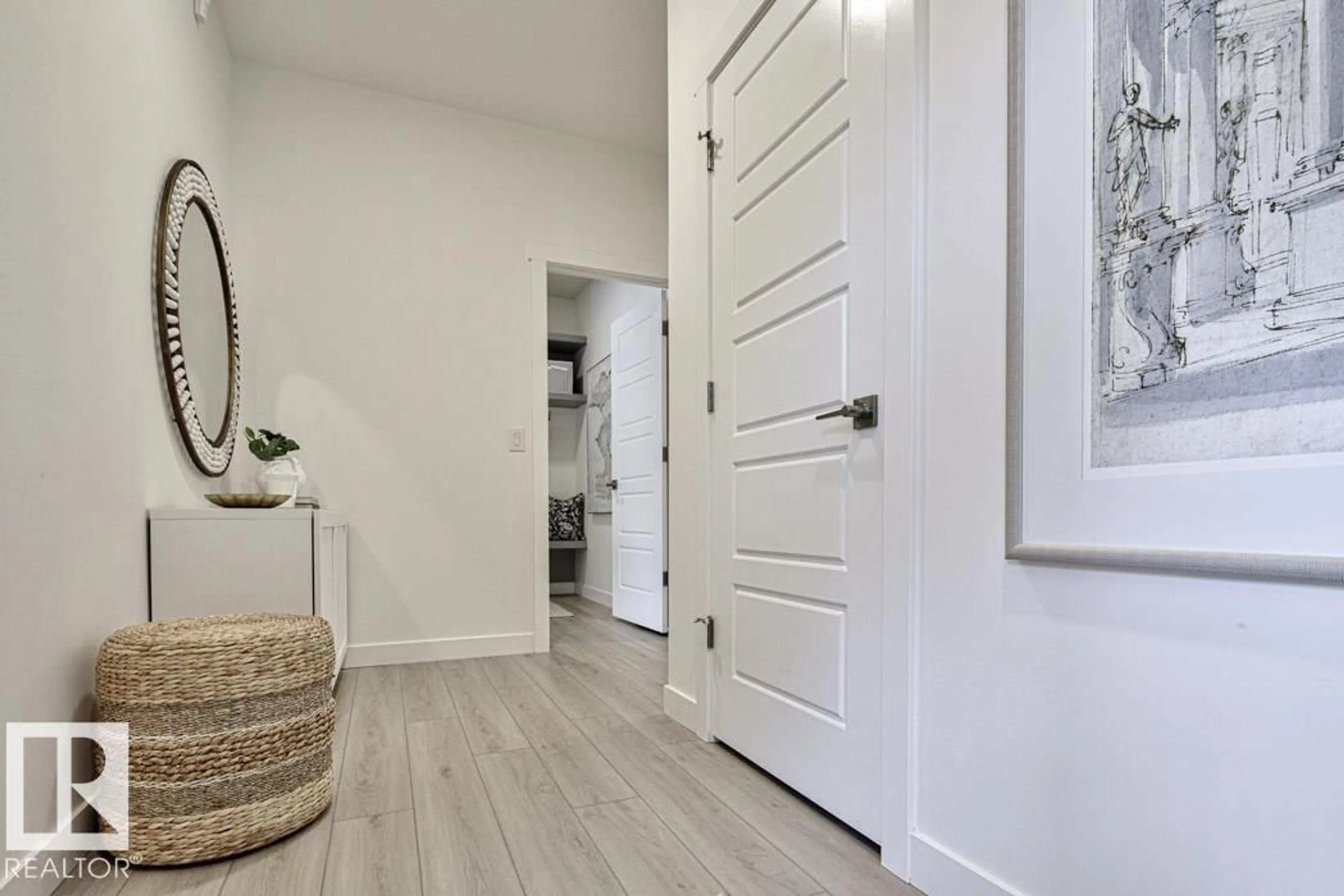 Indoor entryway for 1667 9 ST, Edmonton Alberta T6T2X8