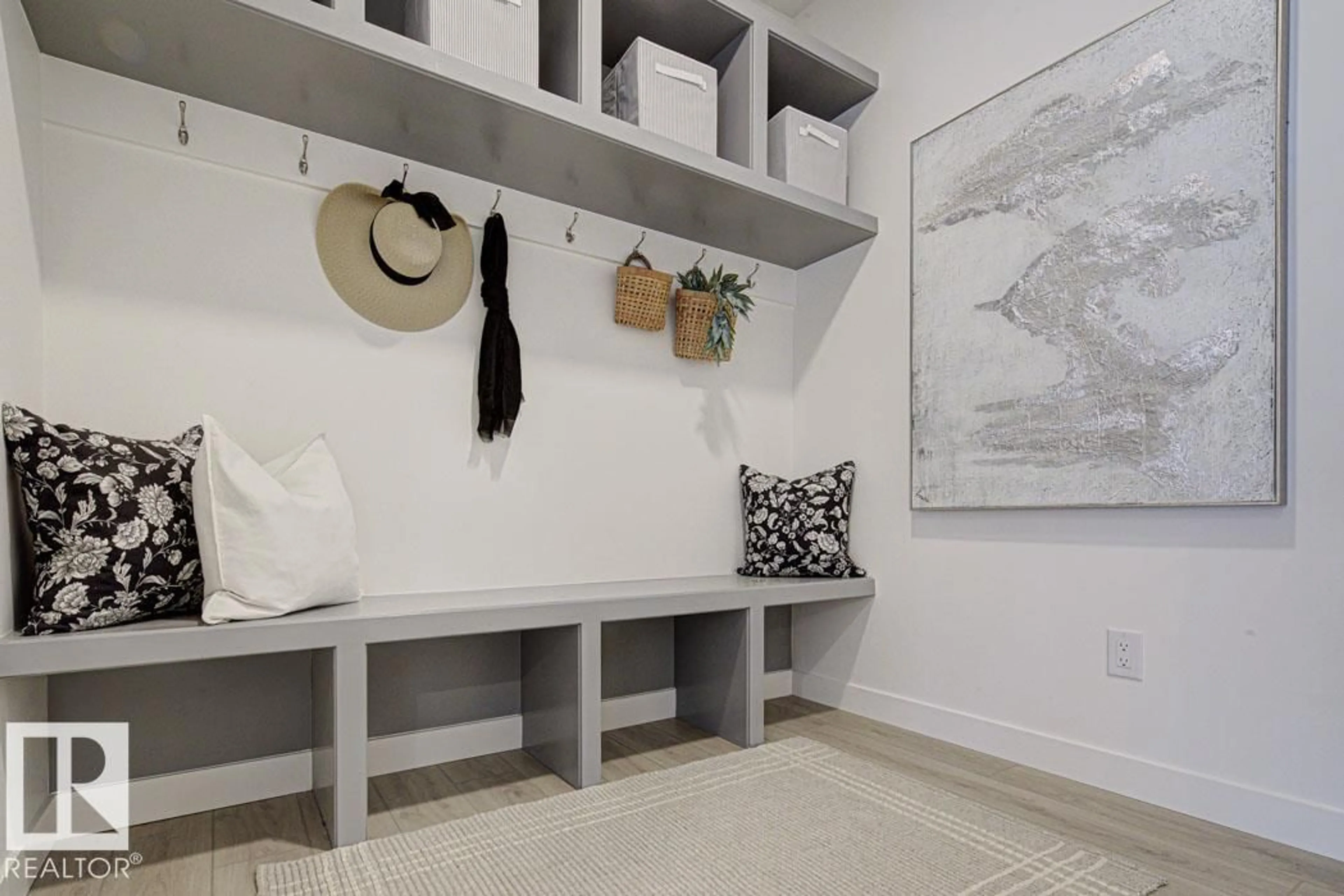 Indoor entryway for 1667 9 ST, Edmonton Alberta T6T2X8