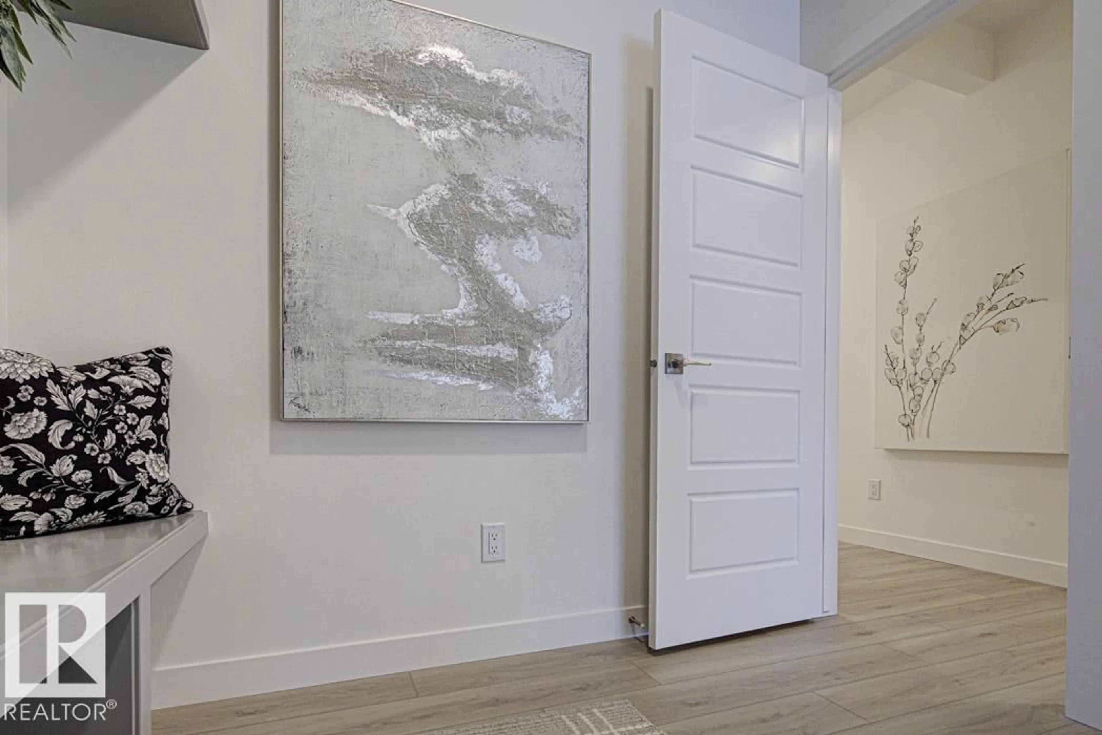 Indoor entryway for 1667 9 ST, Edmonton Alberta T6T2X8