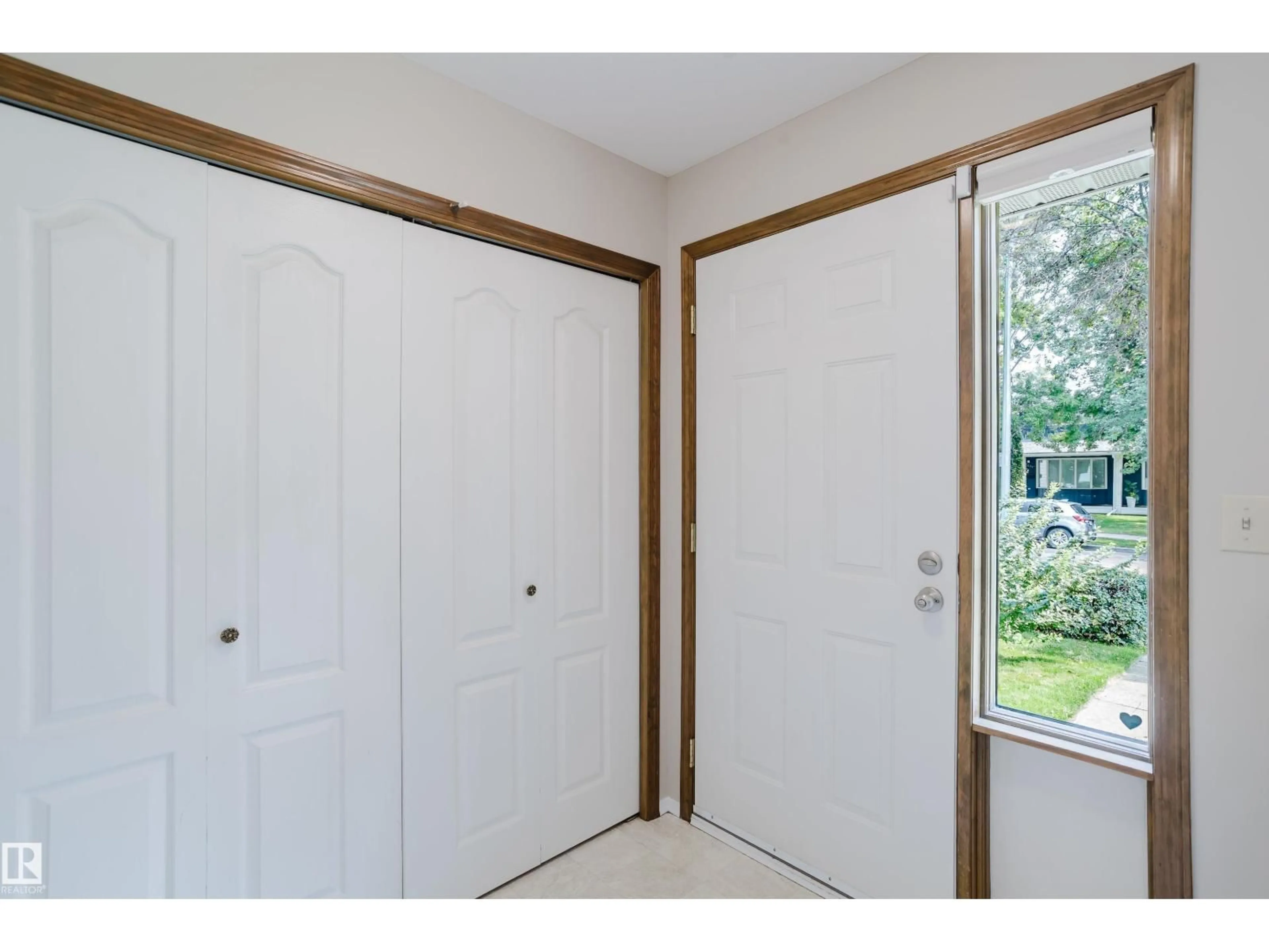 Indoor entryway for 9220 92 ST, Edmonton Alberta T6C3R5