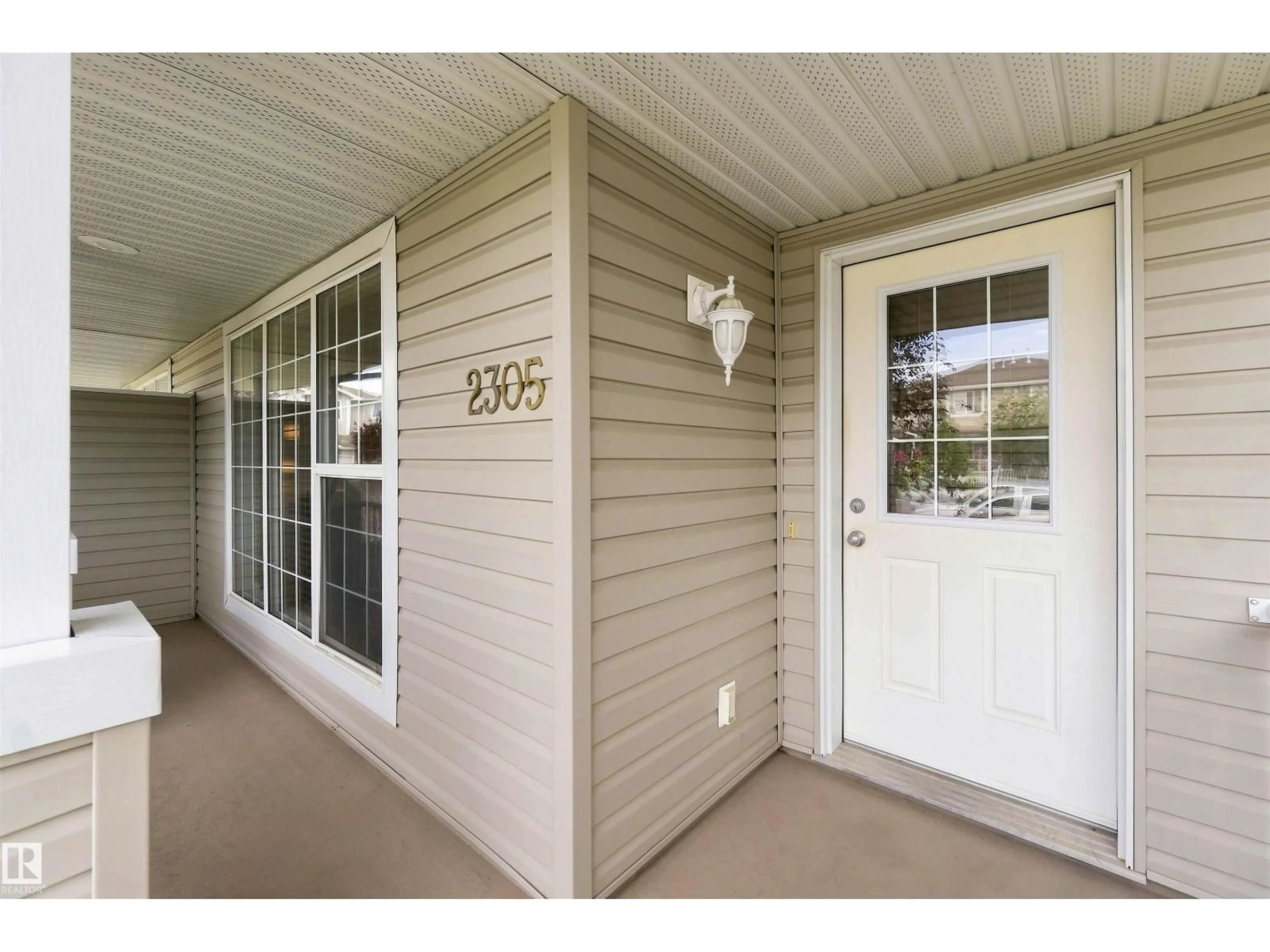 Indoor entryway for 2305 28 AV, Edmonton Alberta T6T0A5