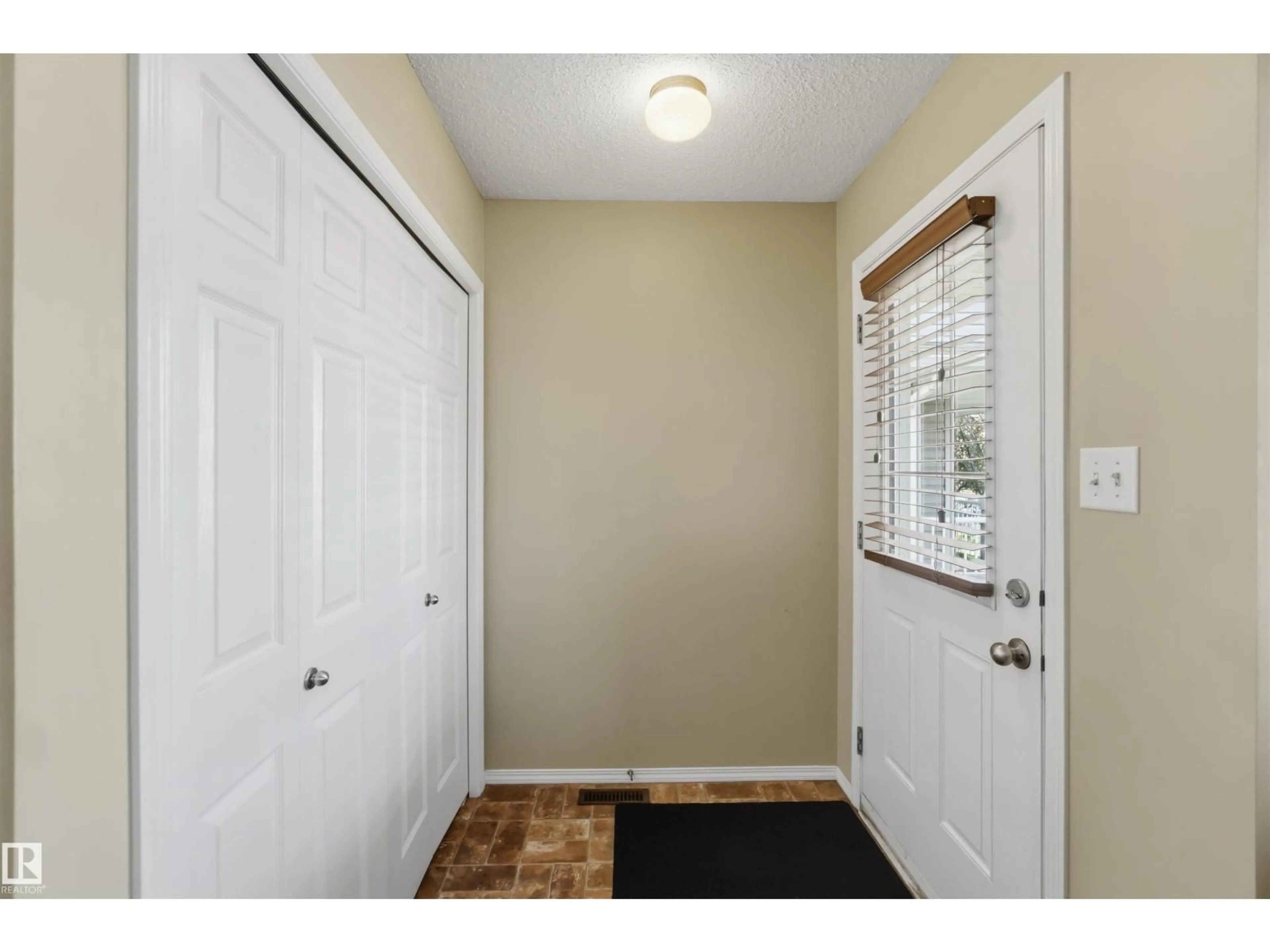 Indoor entryway for 2305 28 AV, Edmonton Alberta T6T0A5