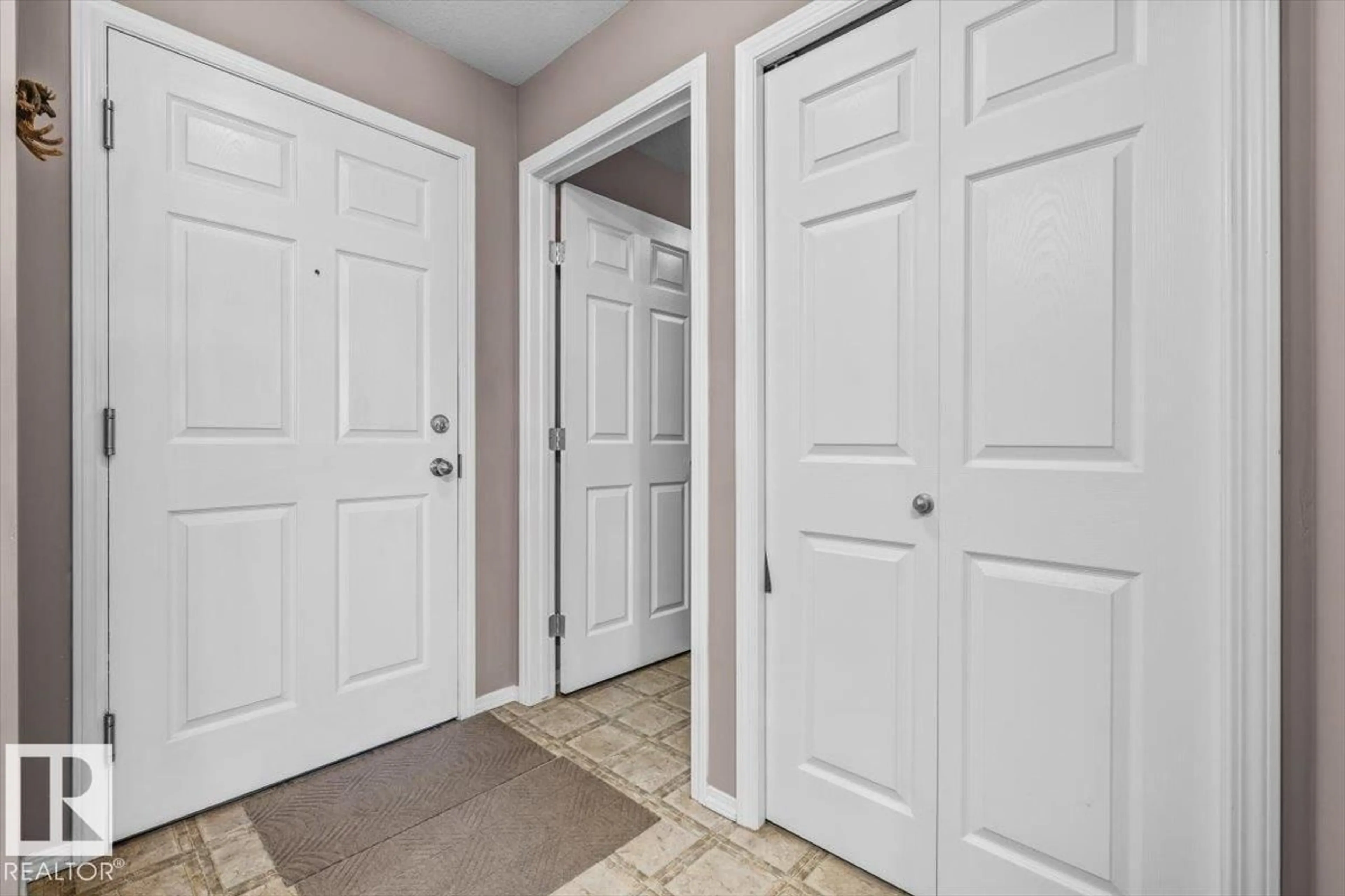 Indoor entryway for 4309 - 412 33 ST, Stony Plain Alberta T7Z0C4