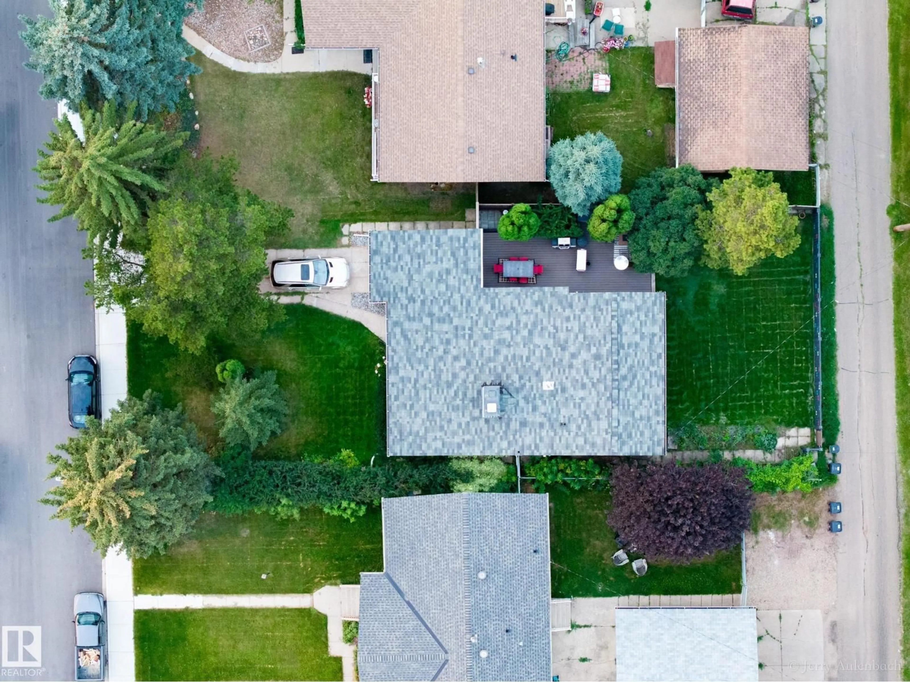 A pic from outside/outdoor area/front of a property/back of a property/a pic from drone, street for 9059 52 ST, Edmonton Alberta T6B1G1