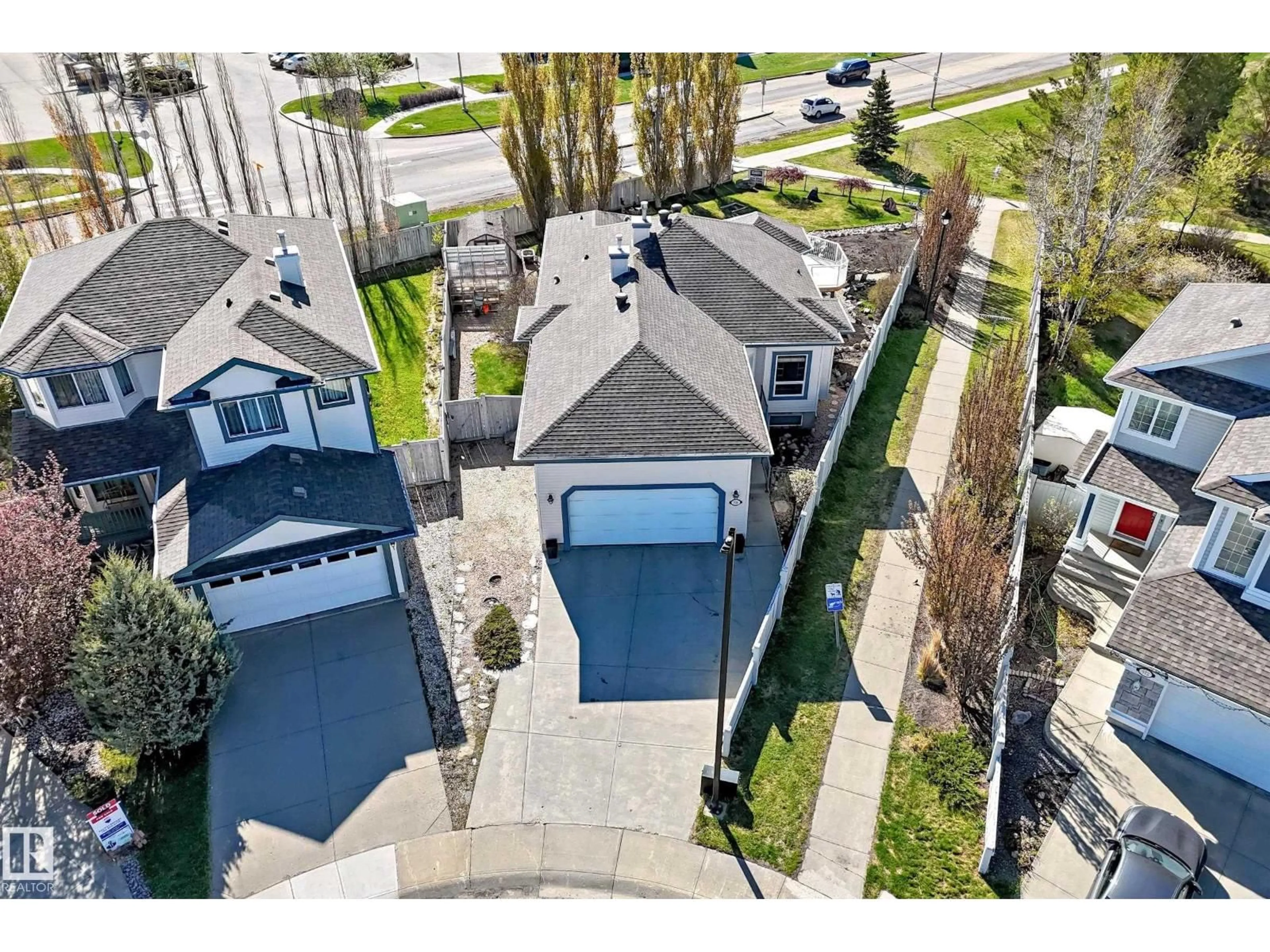 A pic from outside/outdoor area/front of a property/back of a property/a pic from drone, street for 576 GLENWRIGHT CR, Edmonton Alberta T5P4E6