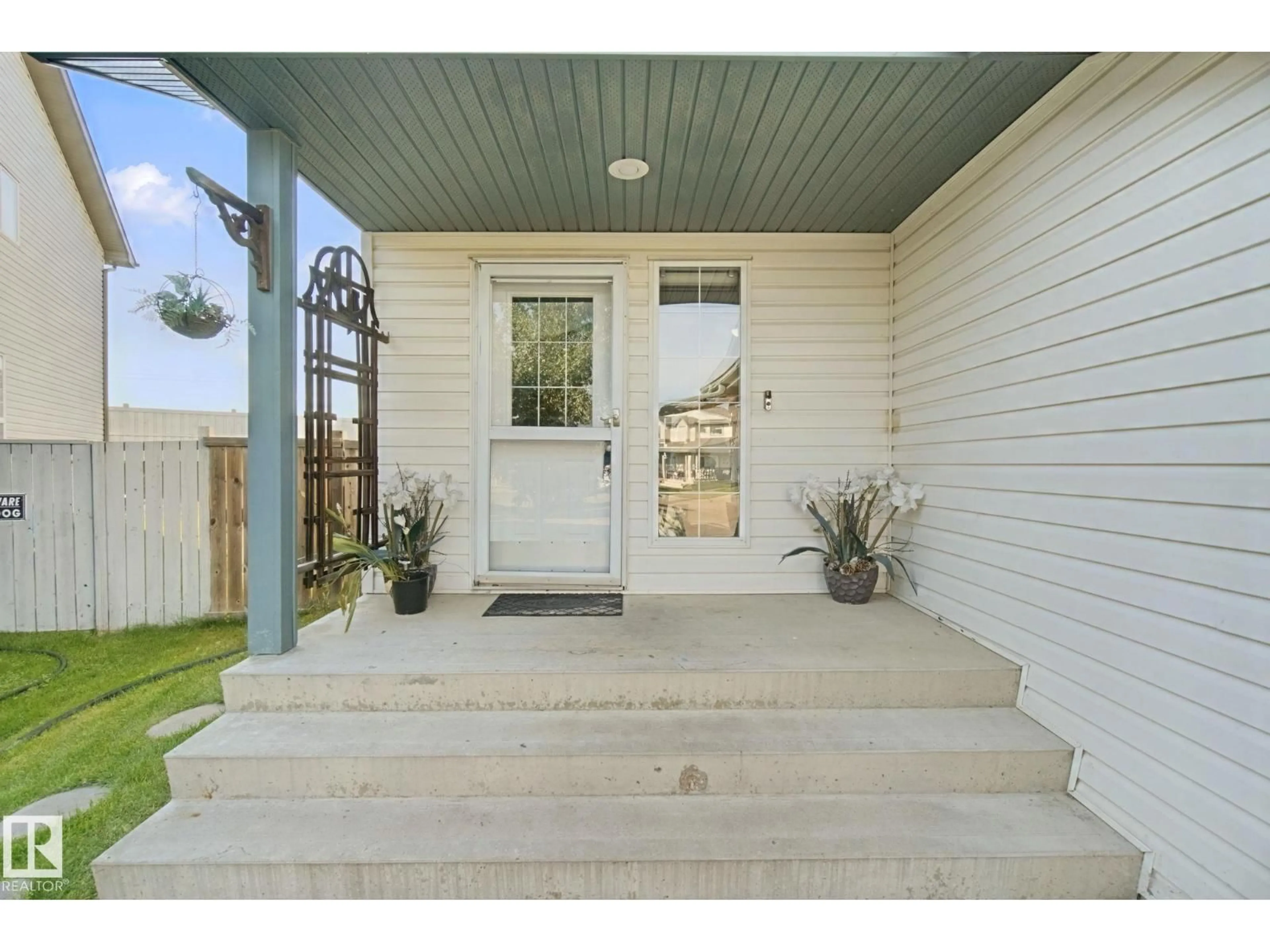 Indoor entryway for NW - 15730 141 ST, Edmonton Alberta T6V1T4