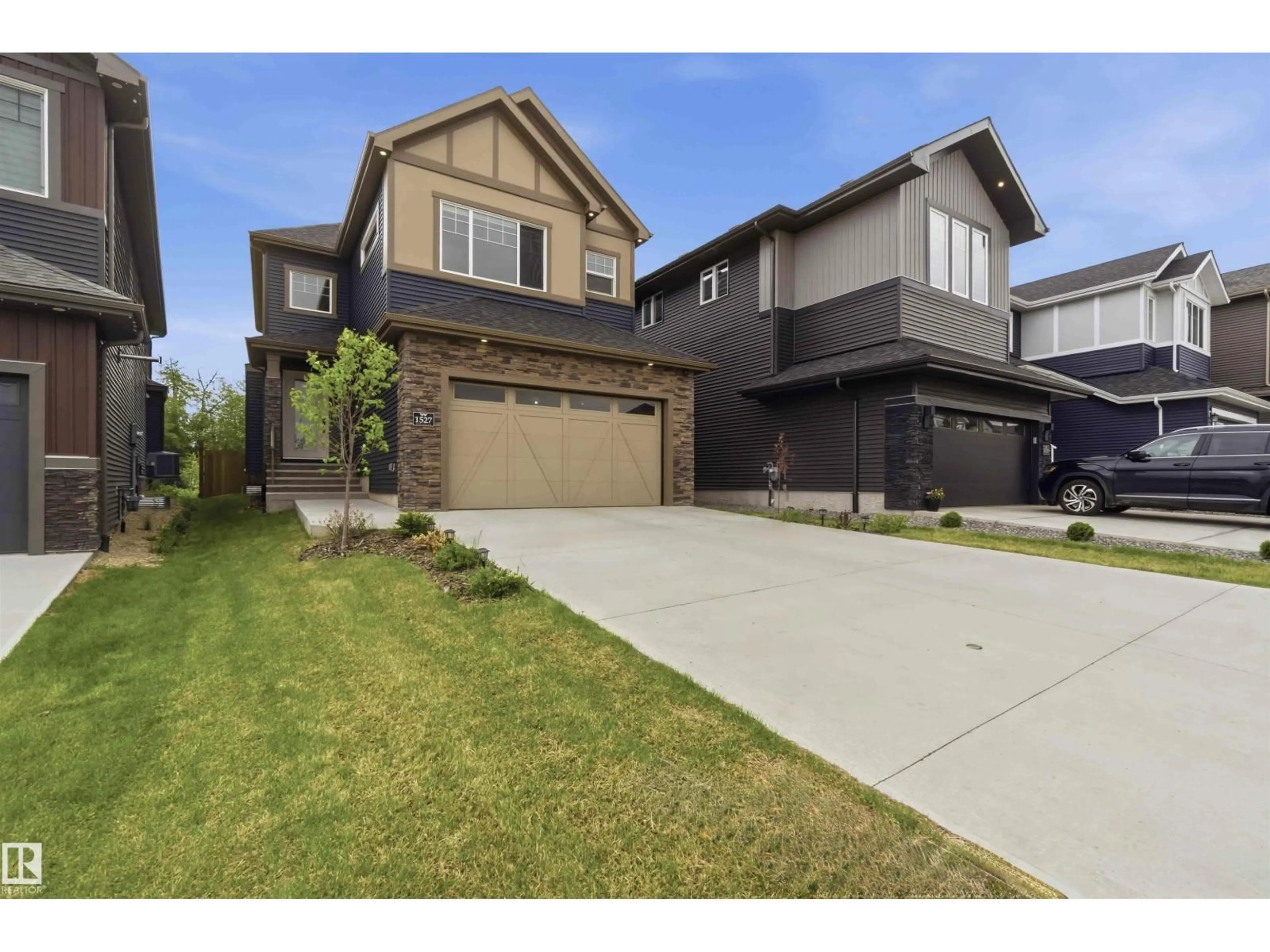 A pic from outside/outdoor area/front of a property/back of a property/a pic from drone, street for NW - 1527 ESAIW PL, Edmonton Alberta T6M0E5