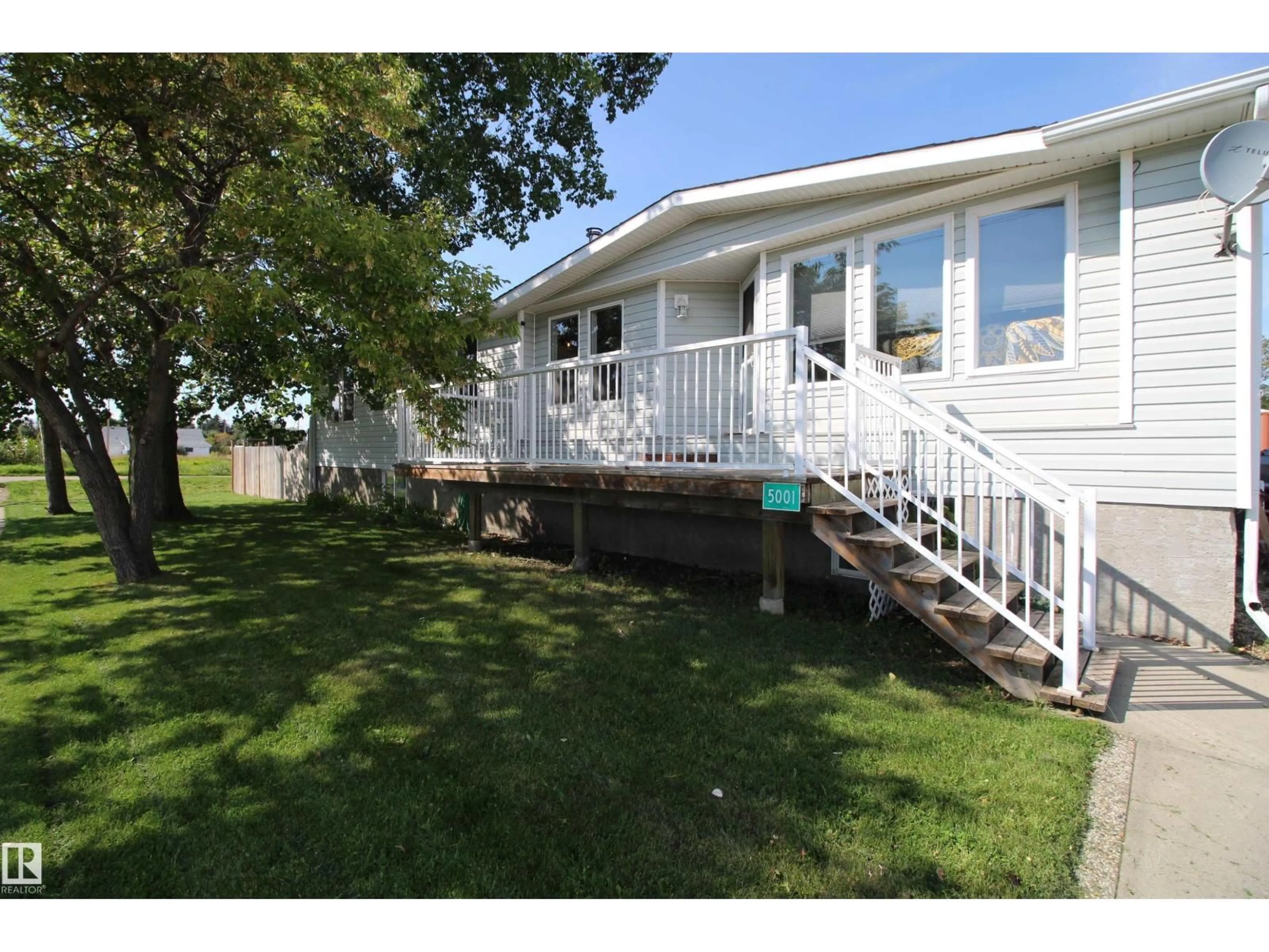 Home with vinyl exterior material, water/lake/river/ocean view for 5001 48 ST, Pickardville Alberta T0G1W0