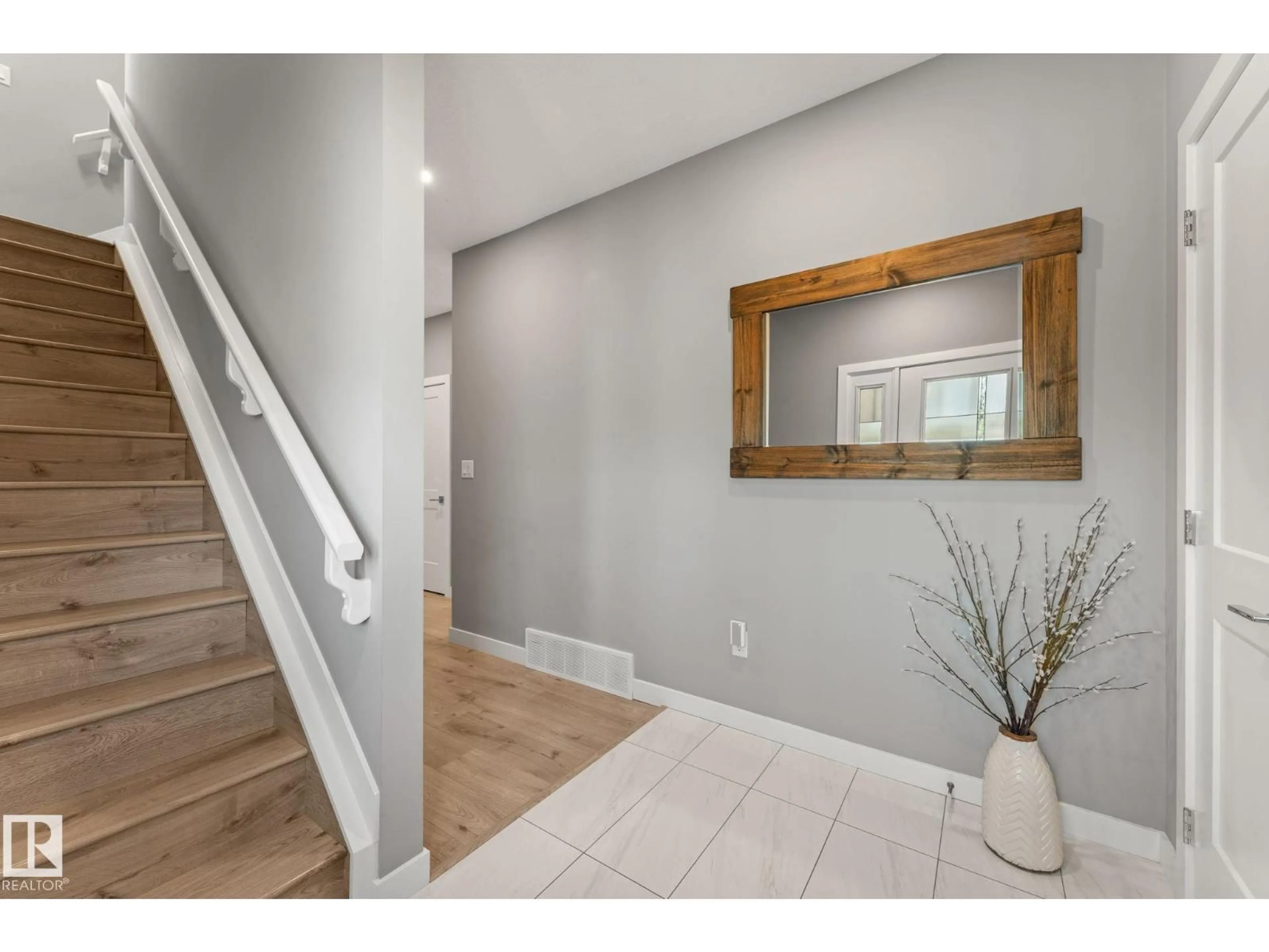 Indoor entryway for 19 ORCHARD CT, St. Albert Alberta T8N7P9