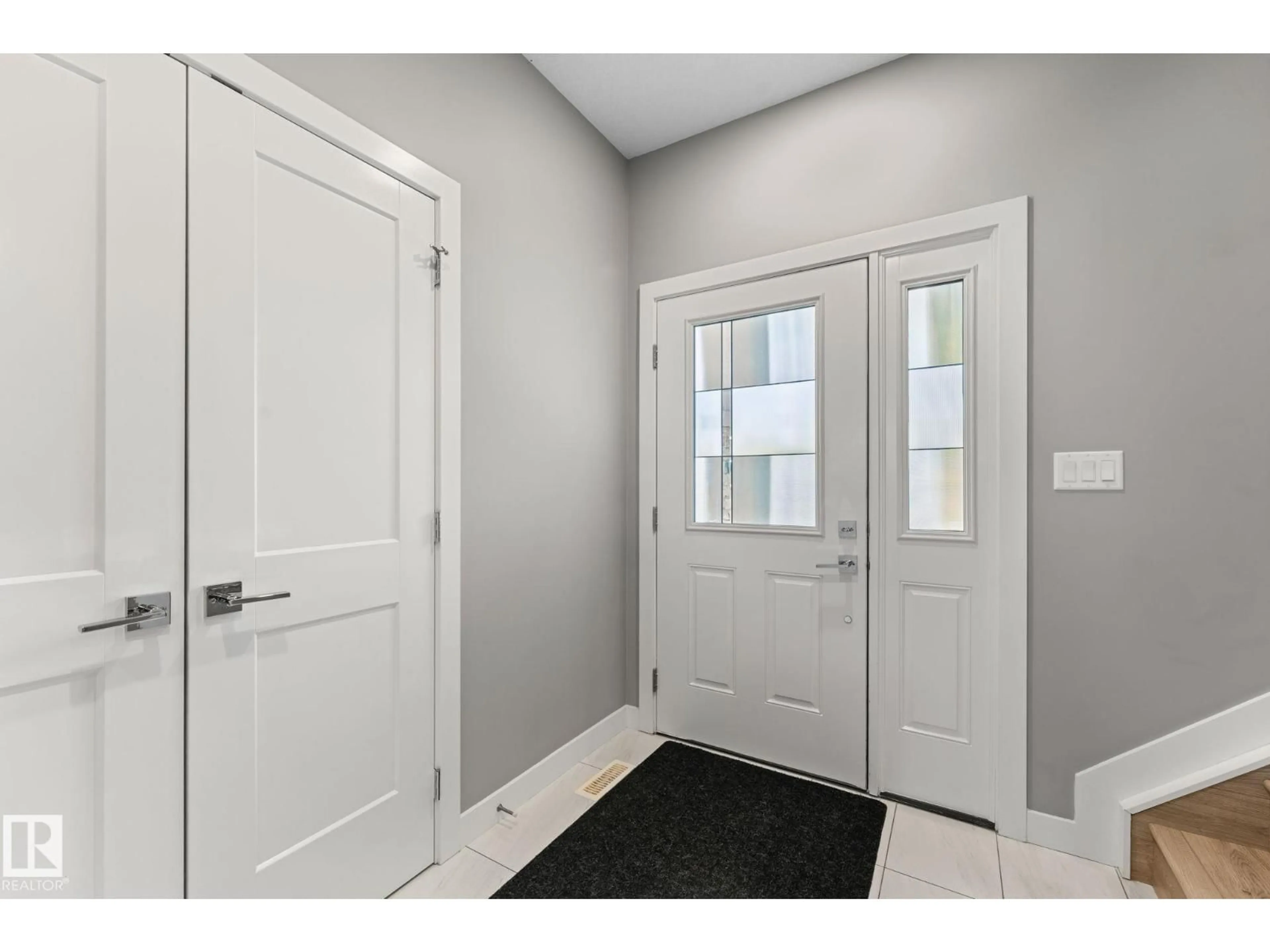 Indoor entryway for 19 ORCHARD CT, St. Albert Alberta T8N7P9
