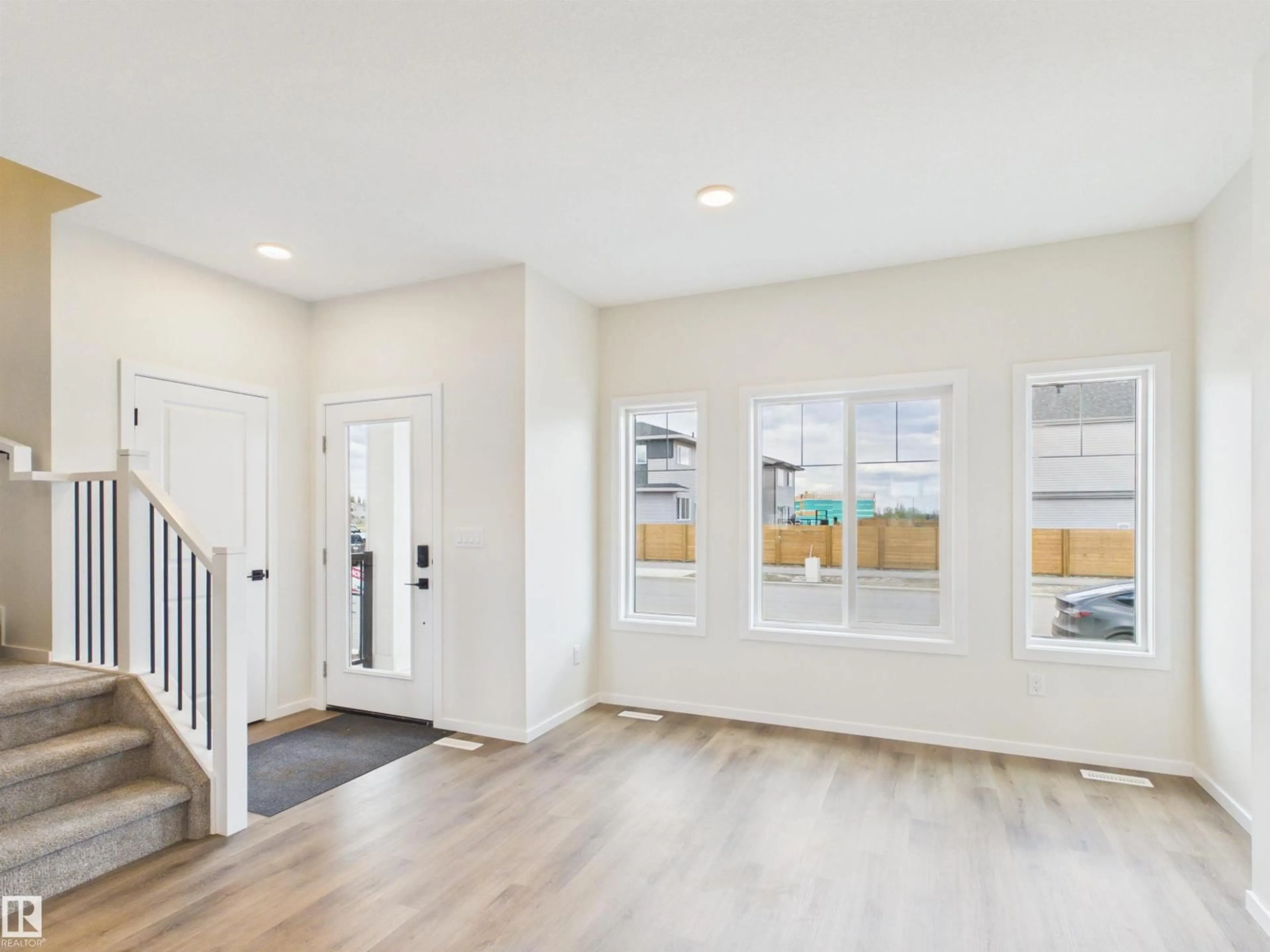 Indoor entryway for 1094 MCLEOD AV, Spruce Grove Alberta T7X4G8