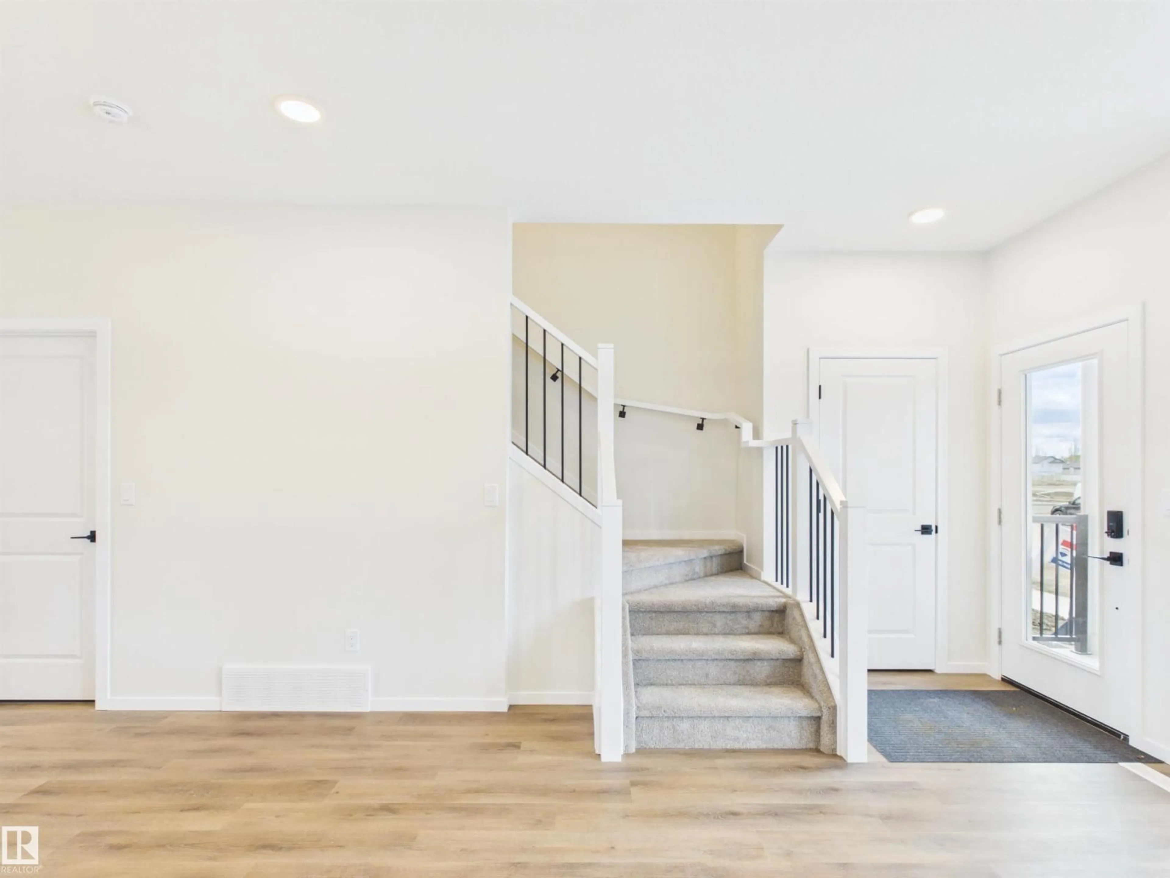 Indoor entryway for 1094 MCLEOD AV, Spruce Grove Alberta T7X4G8