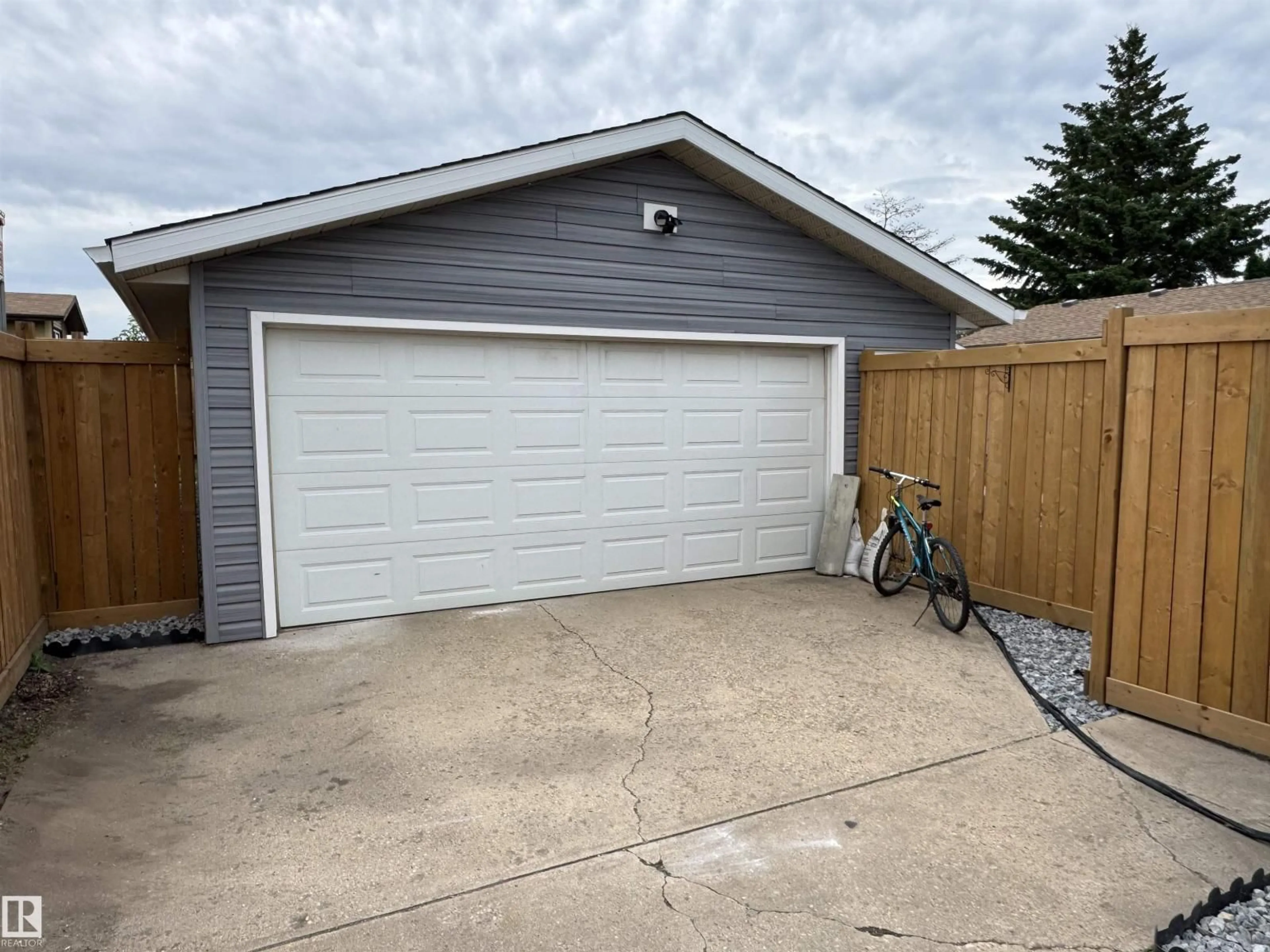 Indoor garage for 9413 80 ST, Fort Saskatchewan Alberta T8L3R5