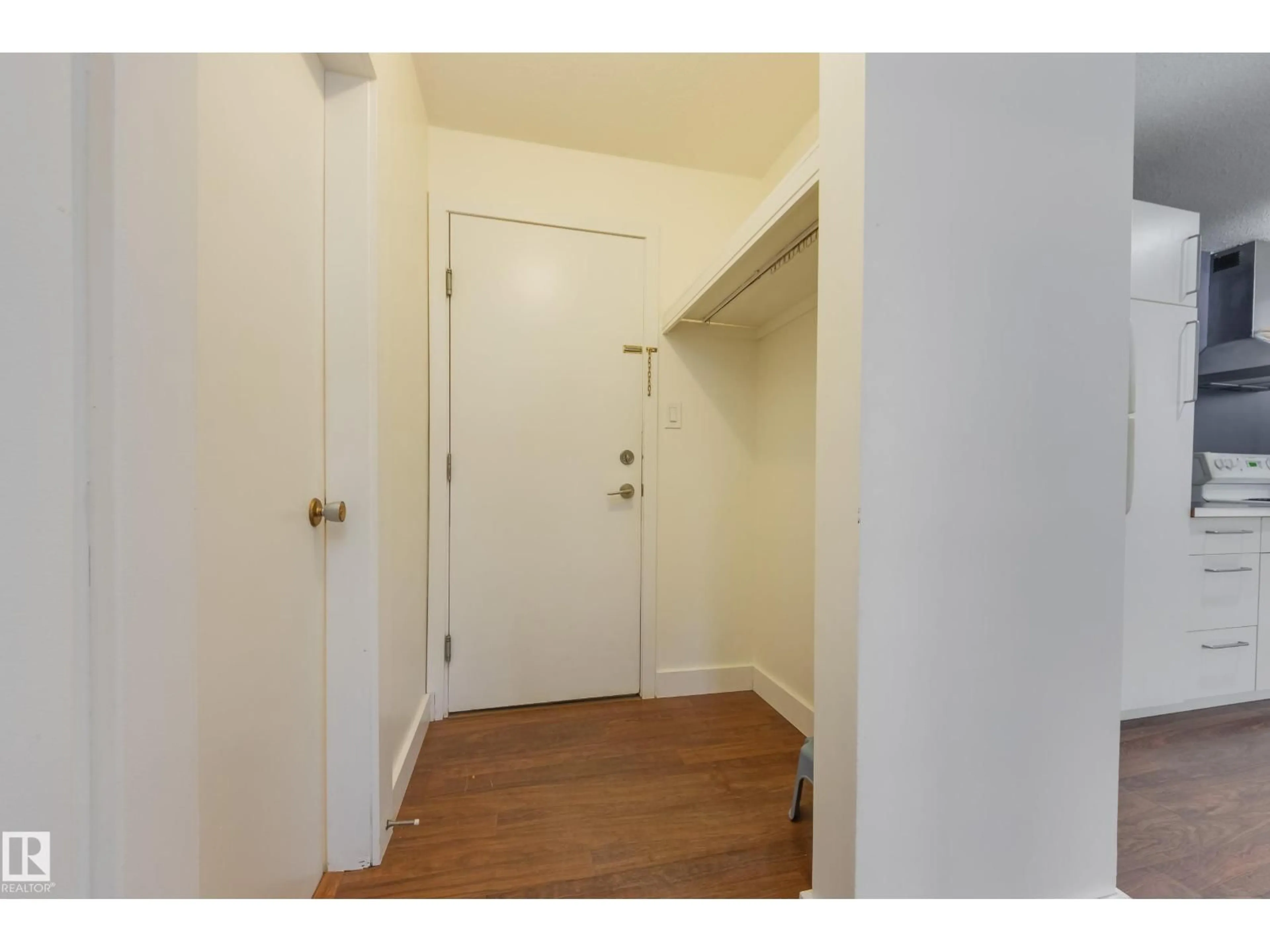 Indoor entryway for 5 - 10015 83 AV NW, Edmonton Alberta T6E2C3