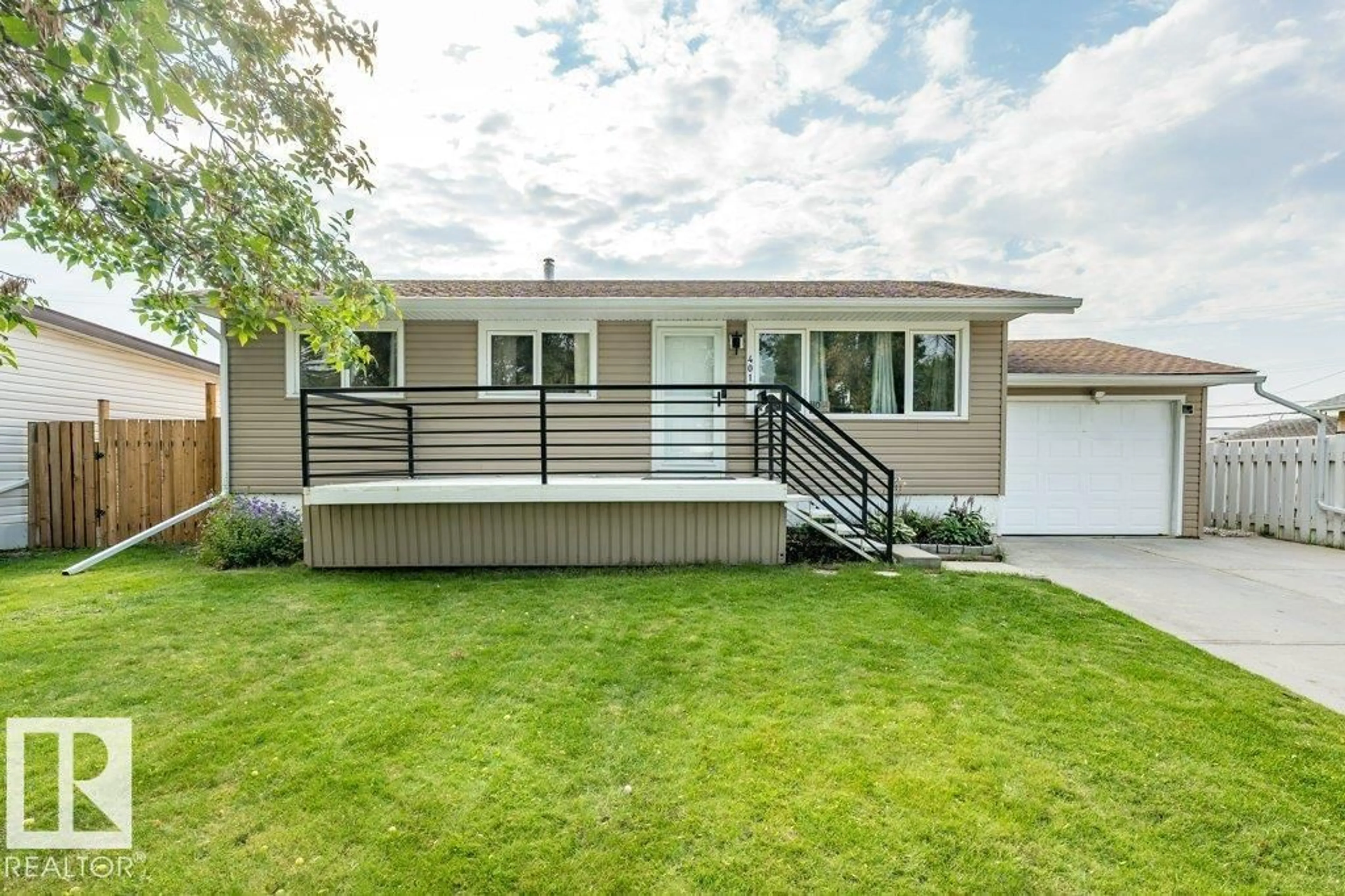 Home with vinyl exterior material, street for 4012 55 ST, Wetaskiwin Alberta T9A1T4