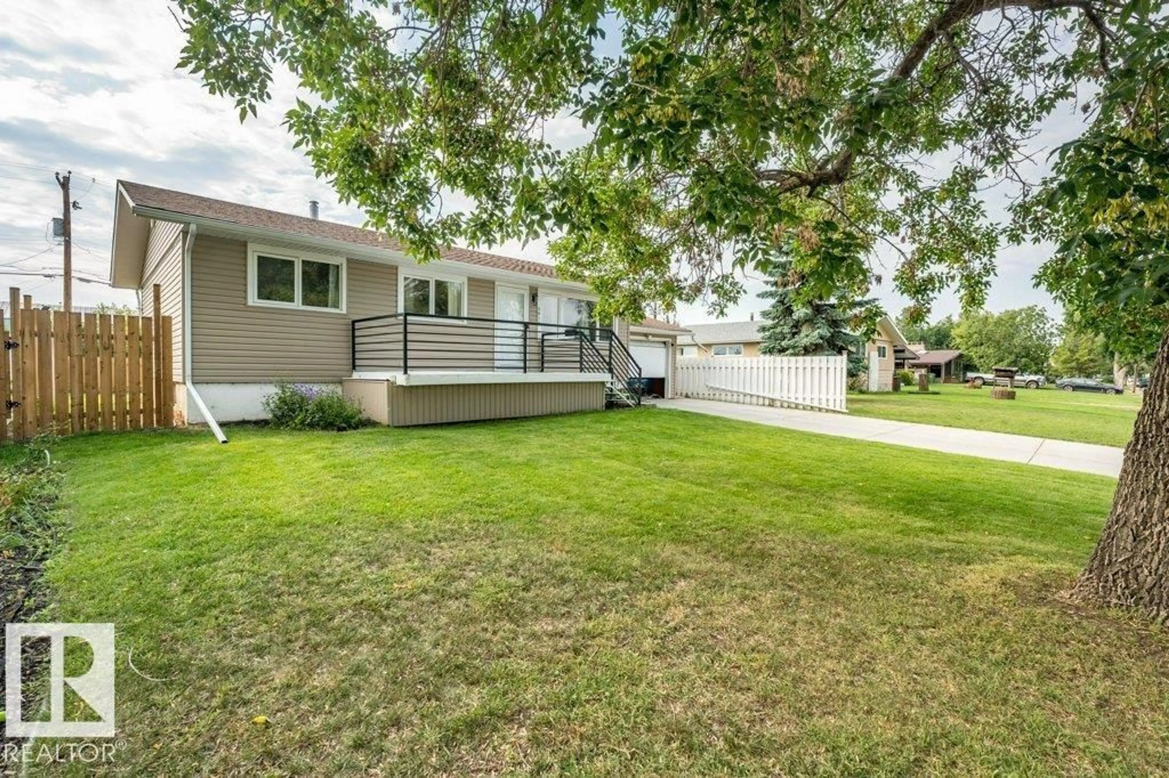 Home with vinyl exterior material, street for 4012 55 ST, Wetaskiwin Alberta T9A1T4