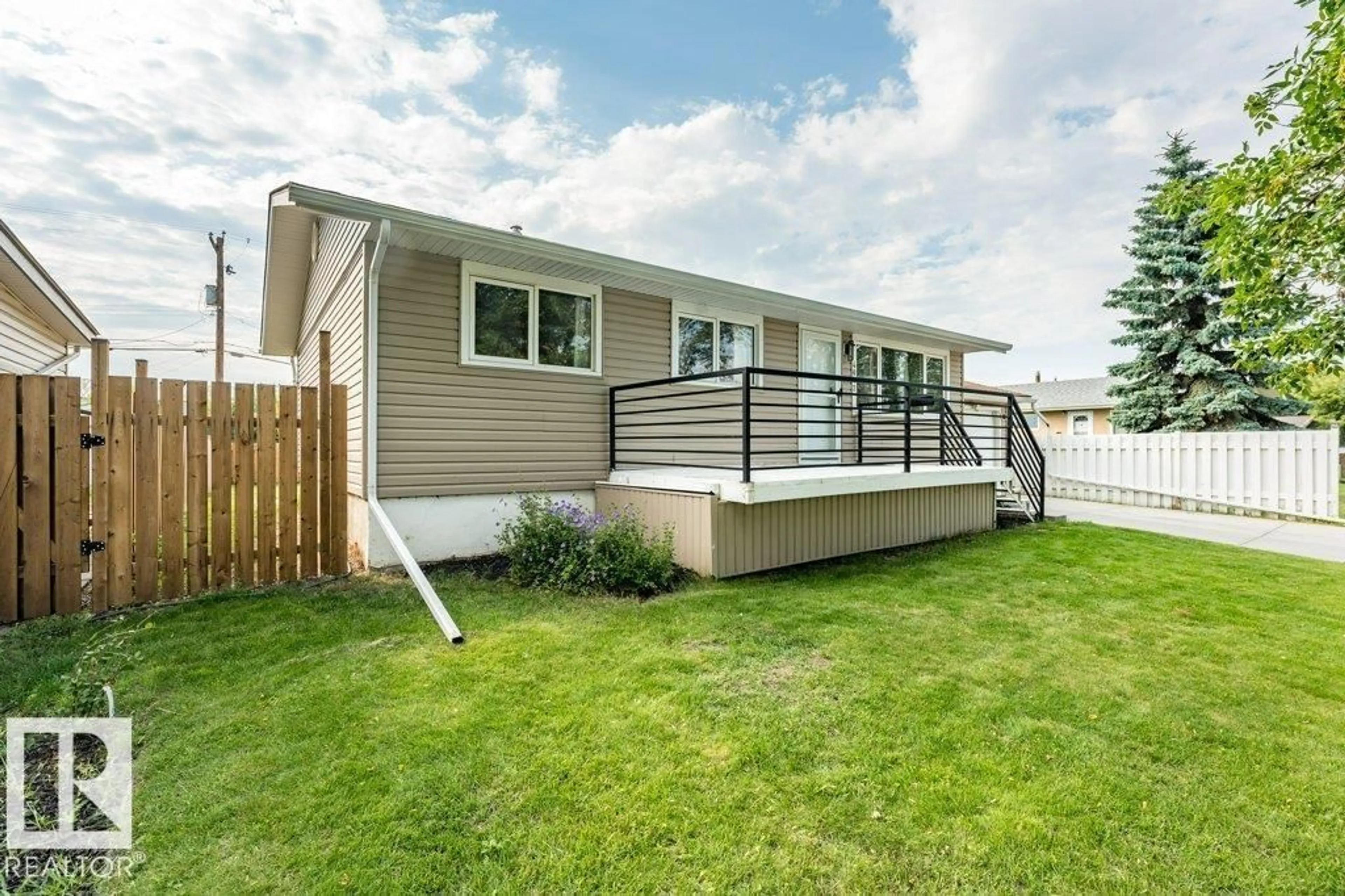 Home with vinyl exterior material, street for 4012 55 ST, Wetaskiwin Alberta T9A1T4