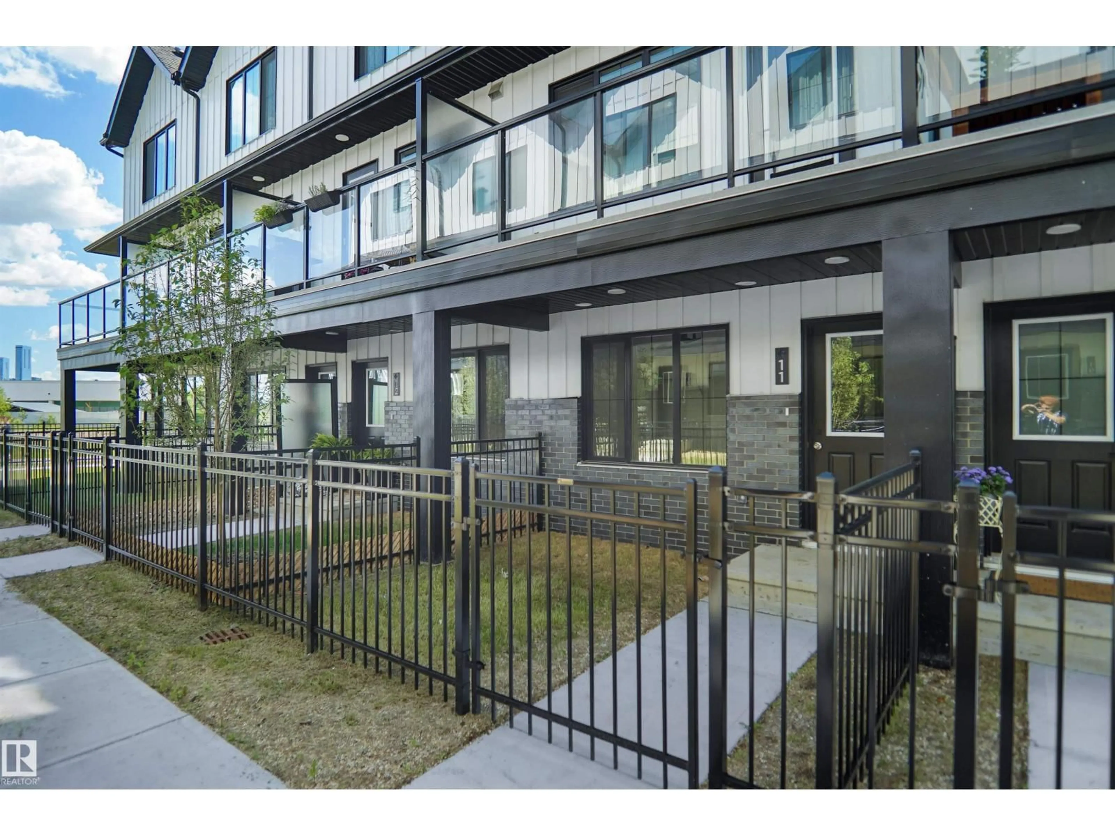 Patio, street for 29 - 11 AIRPORT RD, Edmonton Alberta T5G2P9